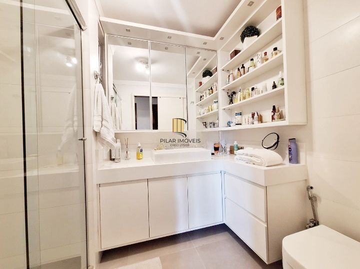 Excelente apartamento 3 quartos 1 vaga de garagem escriturada prédio com elevador a venda no bairro Menino Deus,