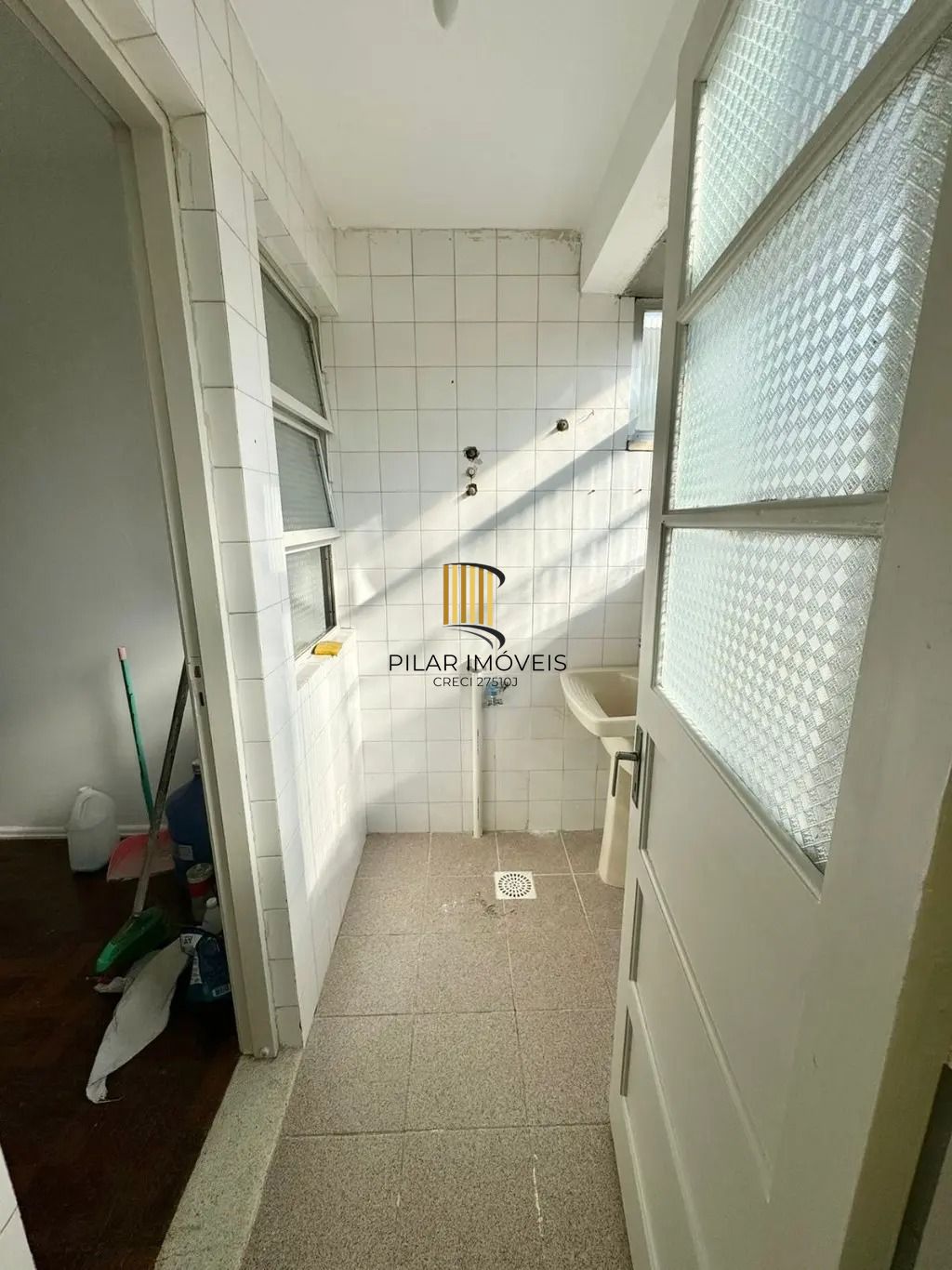 Excelente apartamento 2 quartos 1 vaga de garagem escriturada prédio com elevador a venda no bairro Menino Deus,