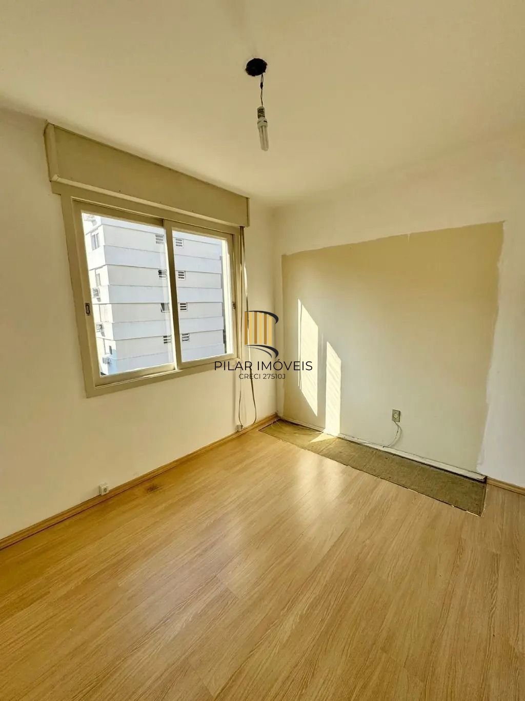 Excelente apartamento 2 quartos 1 vaga de garagem escriturada prédio com elevador a venda no bairro Menino Deus,