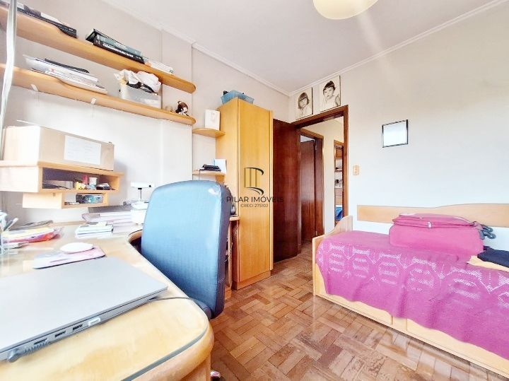Excelente apartamento 3 quartos 1 vaga de garagem escriturada prédio com elevador a venda no bairro Menino Deus,