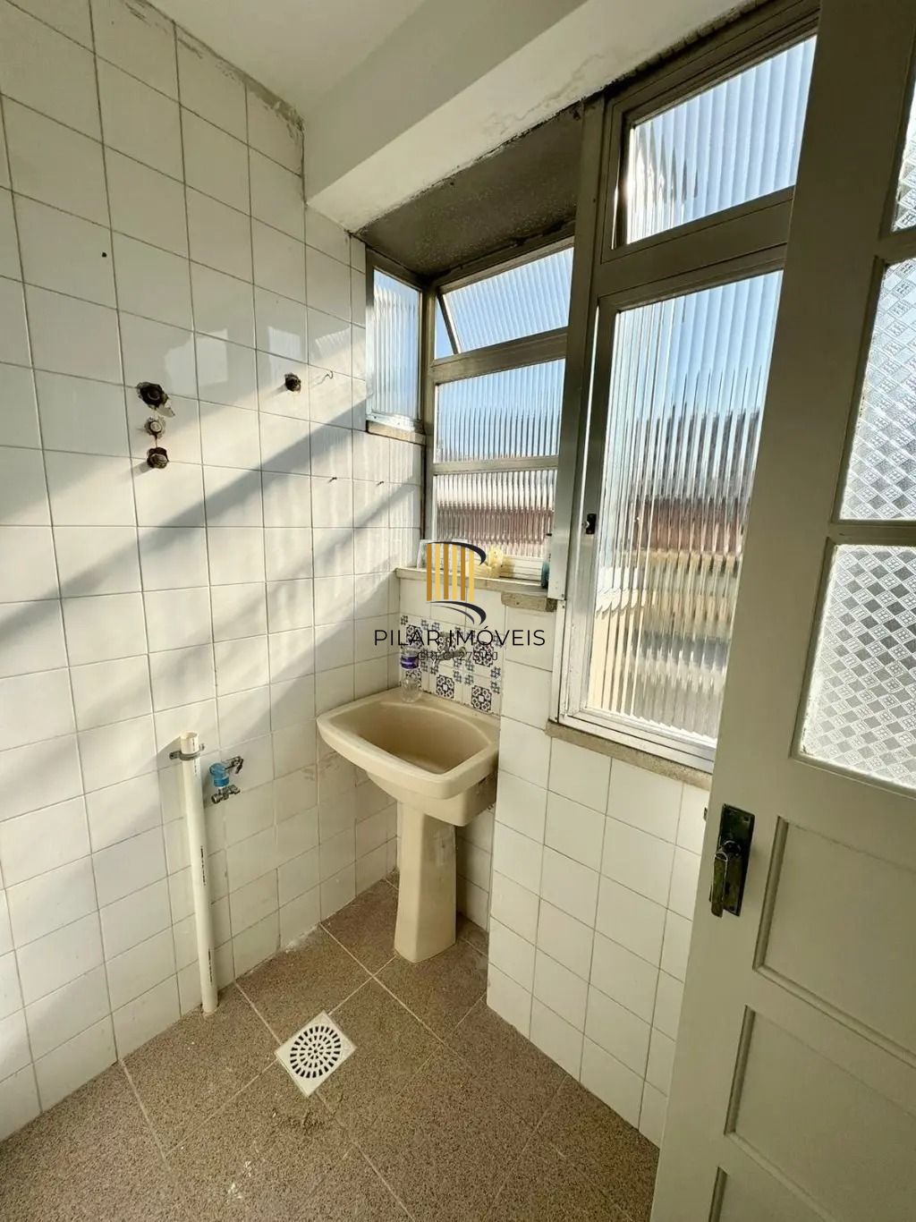 Excelente apartamento 2 quartos 1 vaga de garagem escriturada prédio com elevador a venda no bairro Menino Deus,