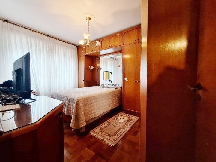 Excelente apartamento 3 quartos 1 vaga de garagem escriturada prédio com elevador a venda no bairro Menino Deus,