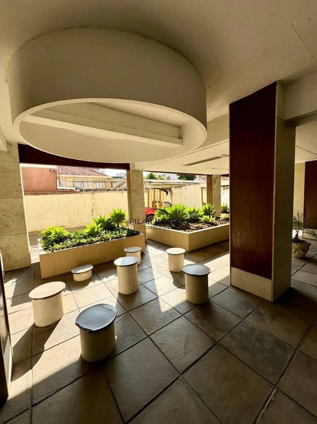 Excelente apartamento 2 quartos 1 vaga de garagem escriturada prédio com elevador a venda no bairro Menino Deus,