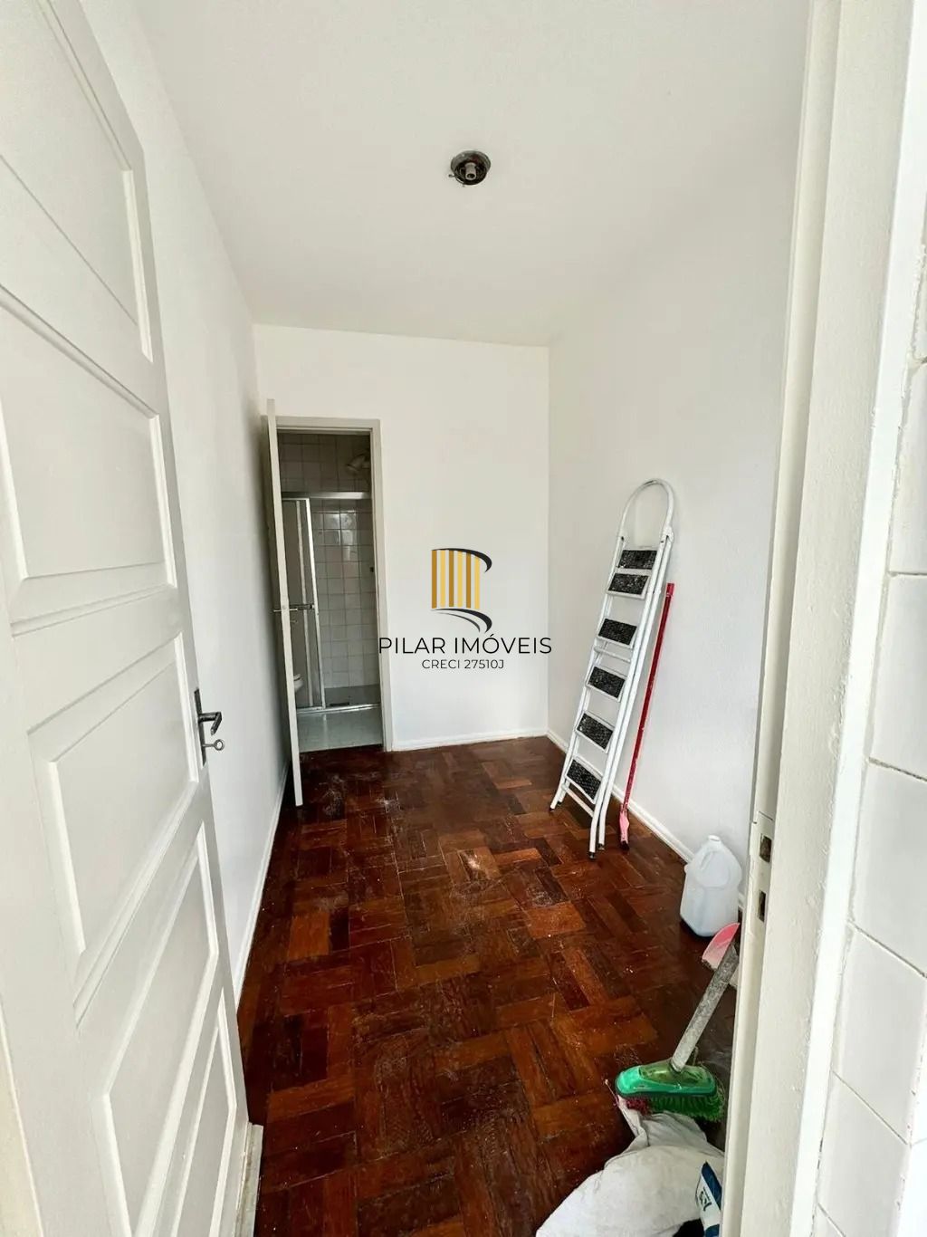 Excelente apartamento 2 quartos 1 vaga de garagem escriturada prédio com elevador a venda no bairro Menino Deus,