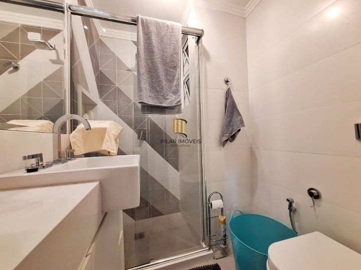 Excelente apartamento 3 quartos 1 vaga de garagem escriturada prédio com elevador a venda no bairro Menino Deus,