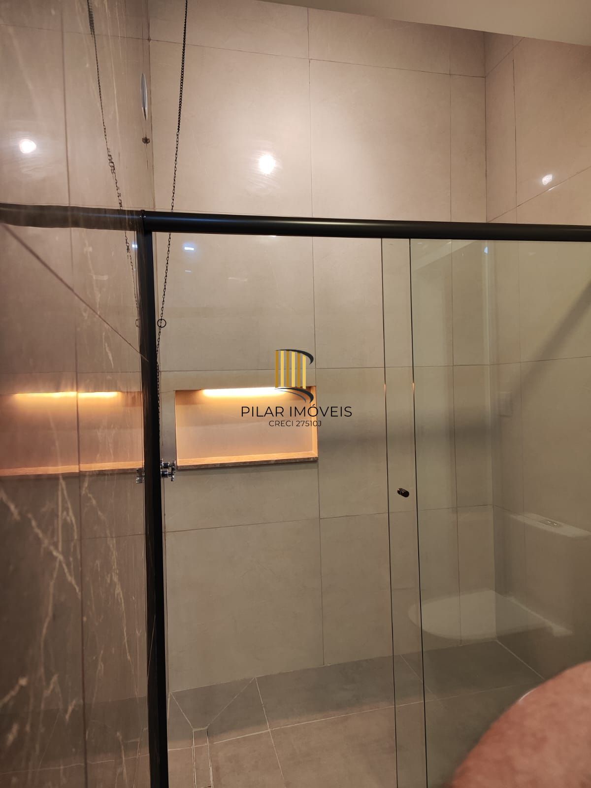 Sobrado 5 dormitórios com suíte e closet em frente à praça – 215 m² – Canoas