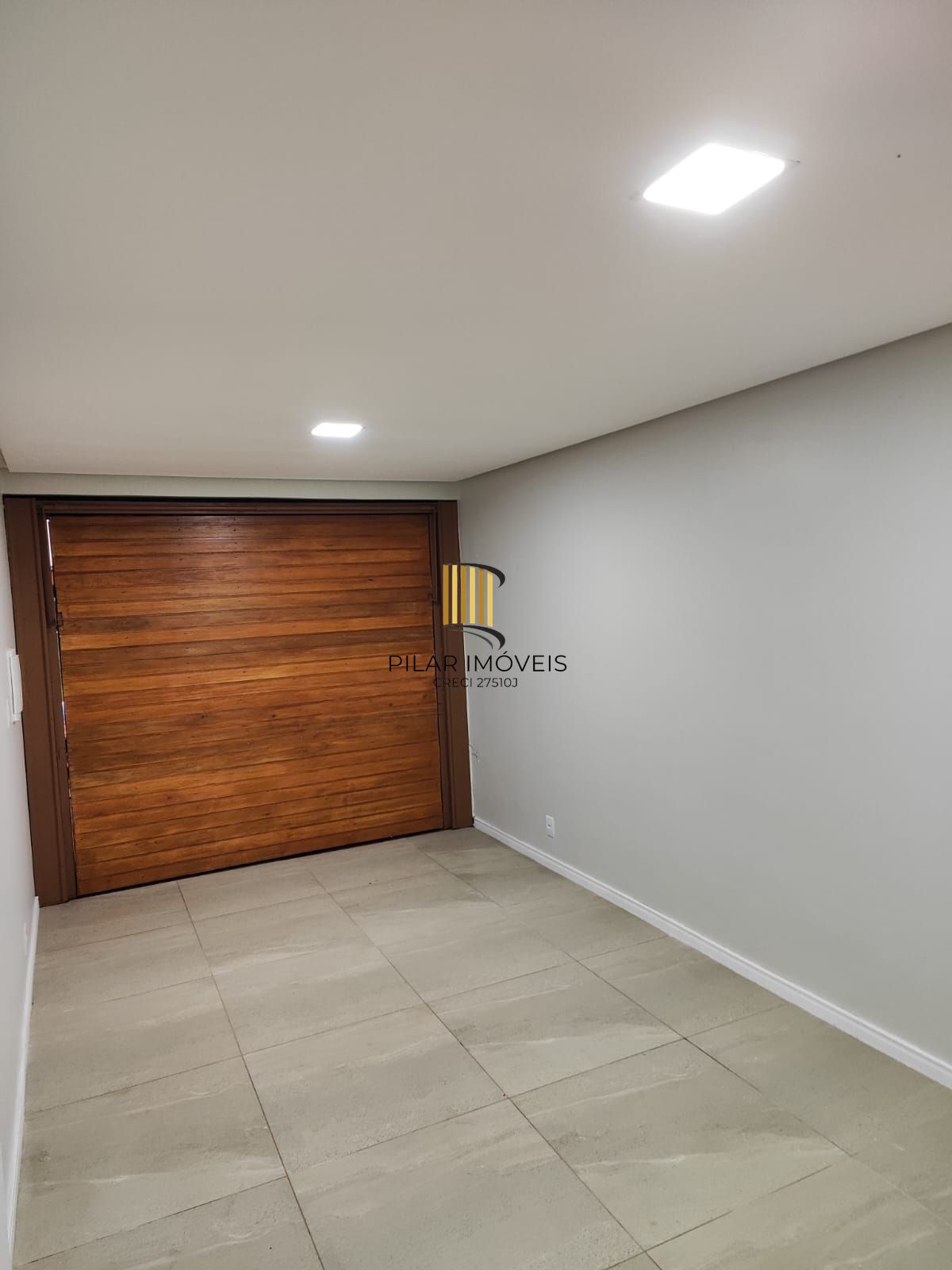 Sobrado 5 dormitórios com suíte e closet em frente à praça – 215 m² – Canoas