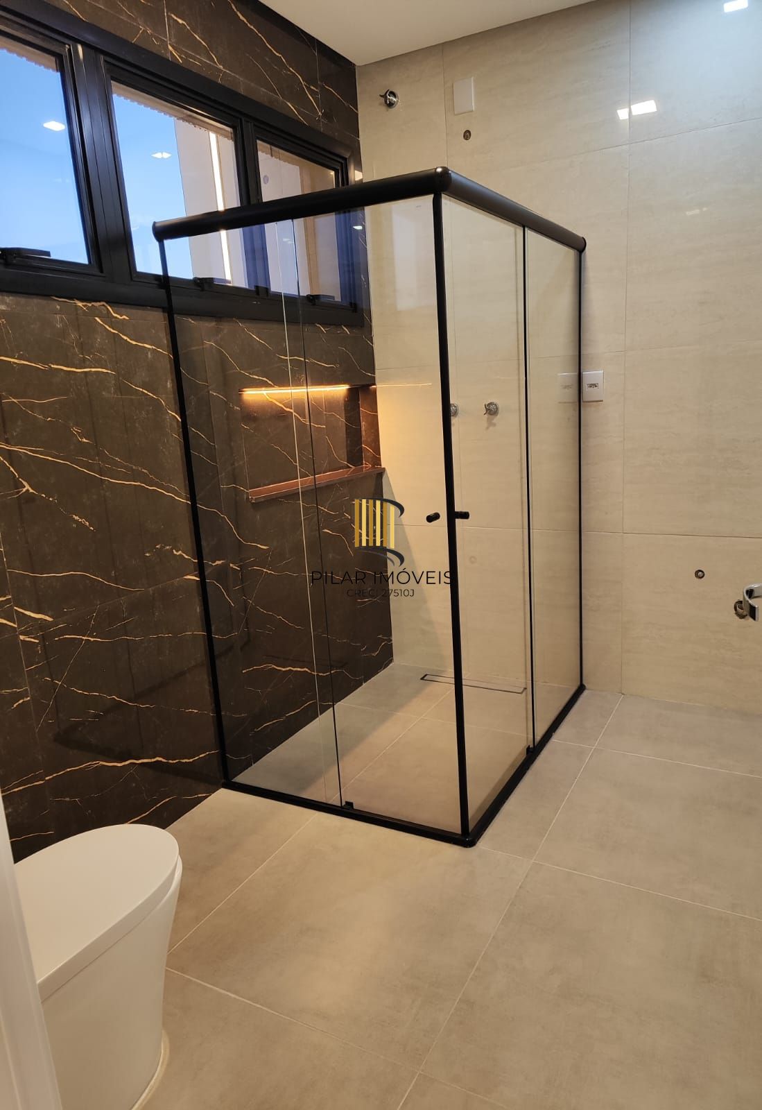 Sobrado 5 dormitórios com suíte e closet em frente à praça – 215 m² – Canoas