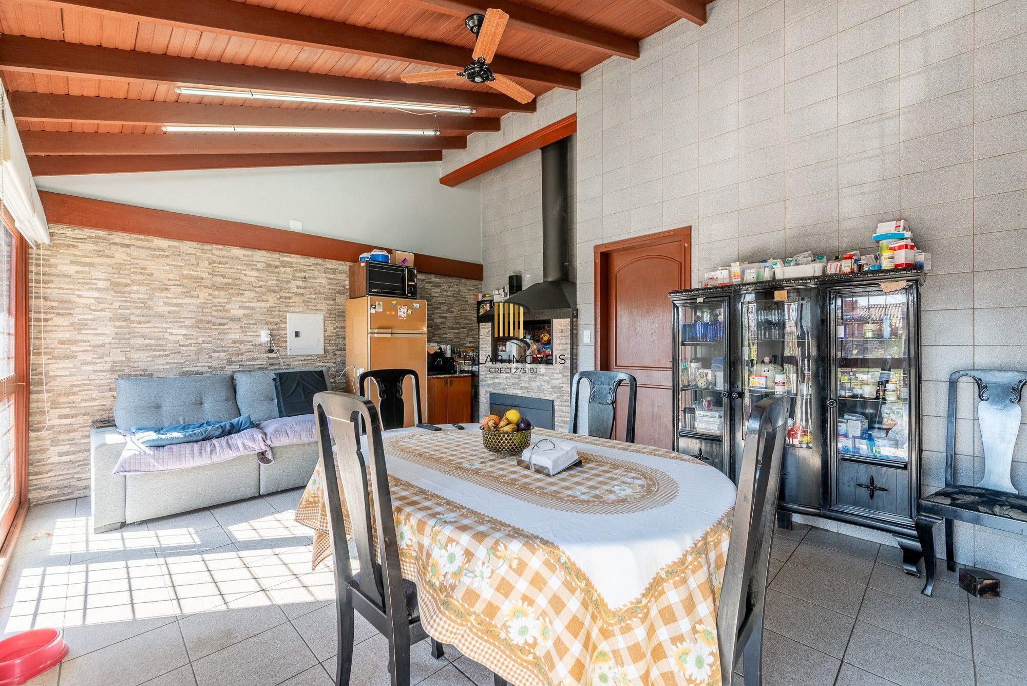 Casa semimobiliada com 385m², 3 suítes, piscina e espaço gourmet na Chácara das Pedras