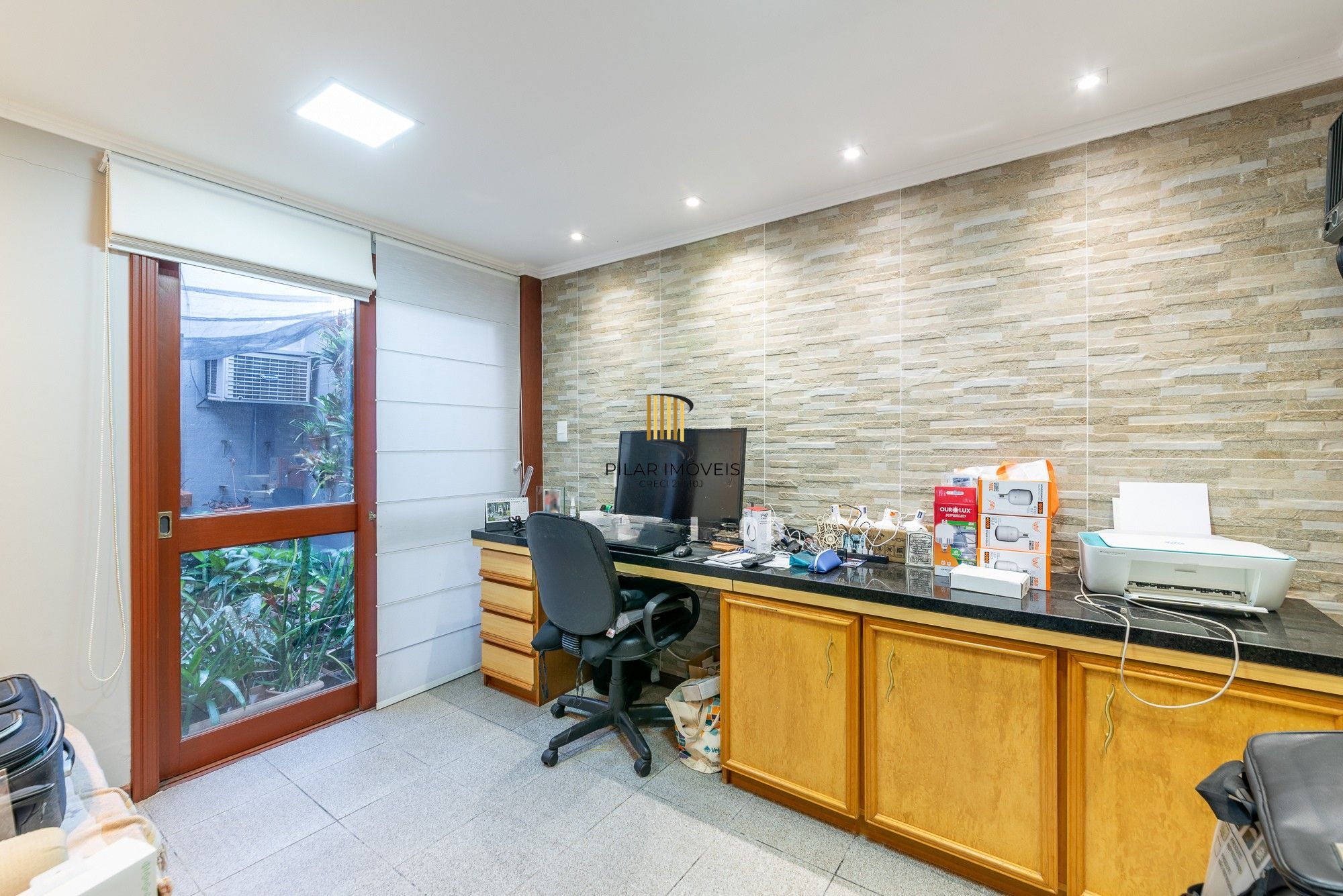 Casa semimobiliada com 385m², 3 suítes, piscina e espaço gourmet na Chácara das Pedras