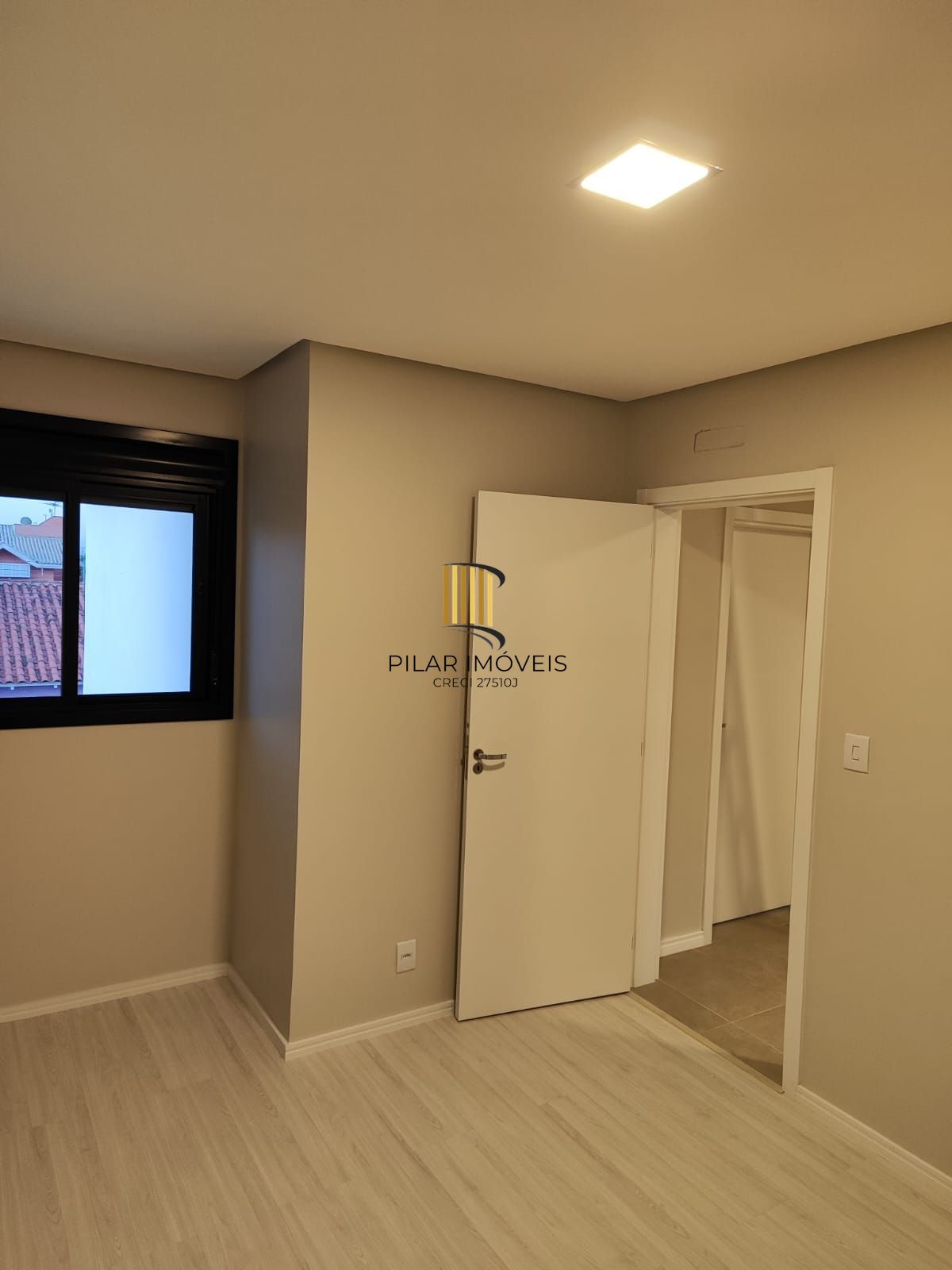 Sobrado 5 dormitórios com suíte e closet em frente à praça – 215 m² – Canoas