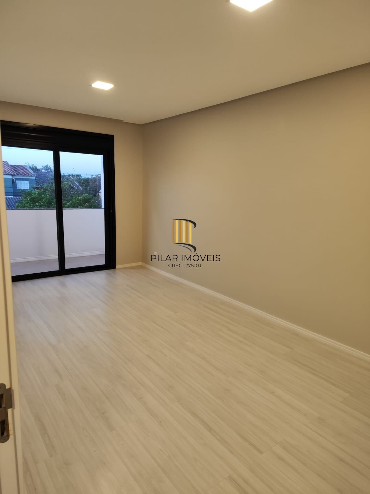 Sobrado 5 dormitórios com suíte e closet em frente à praça – 215 m² – Canoas