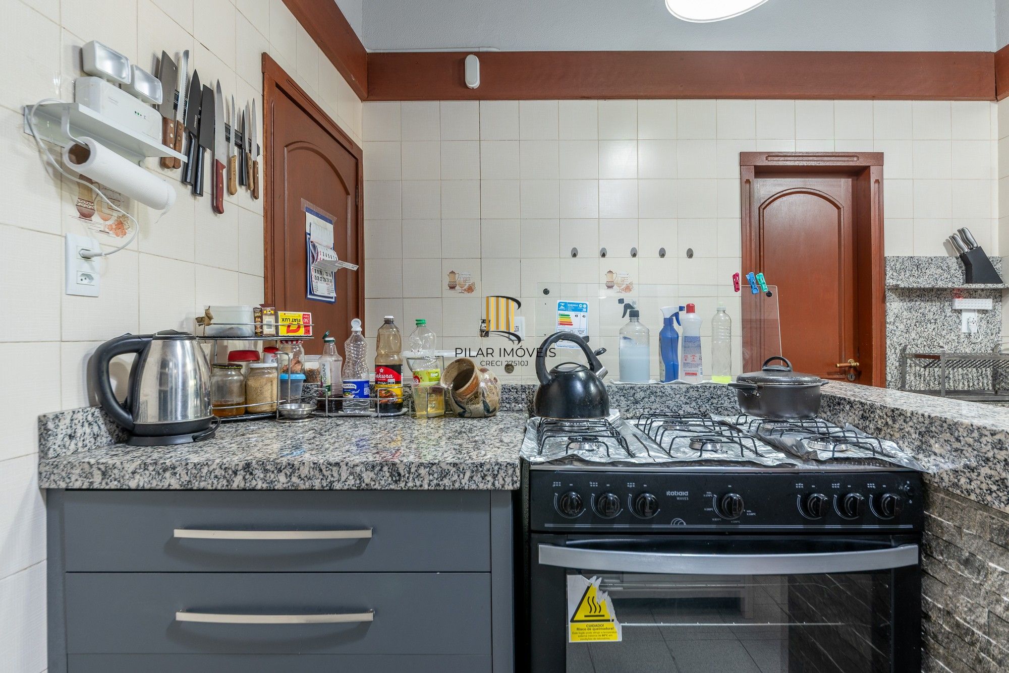 Casa semimobiliada com 385m², 3 suítes, piscina e espaço gourmet na Chácara das Pedras