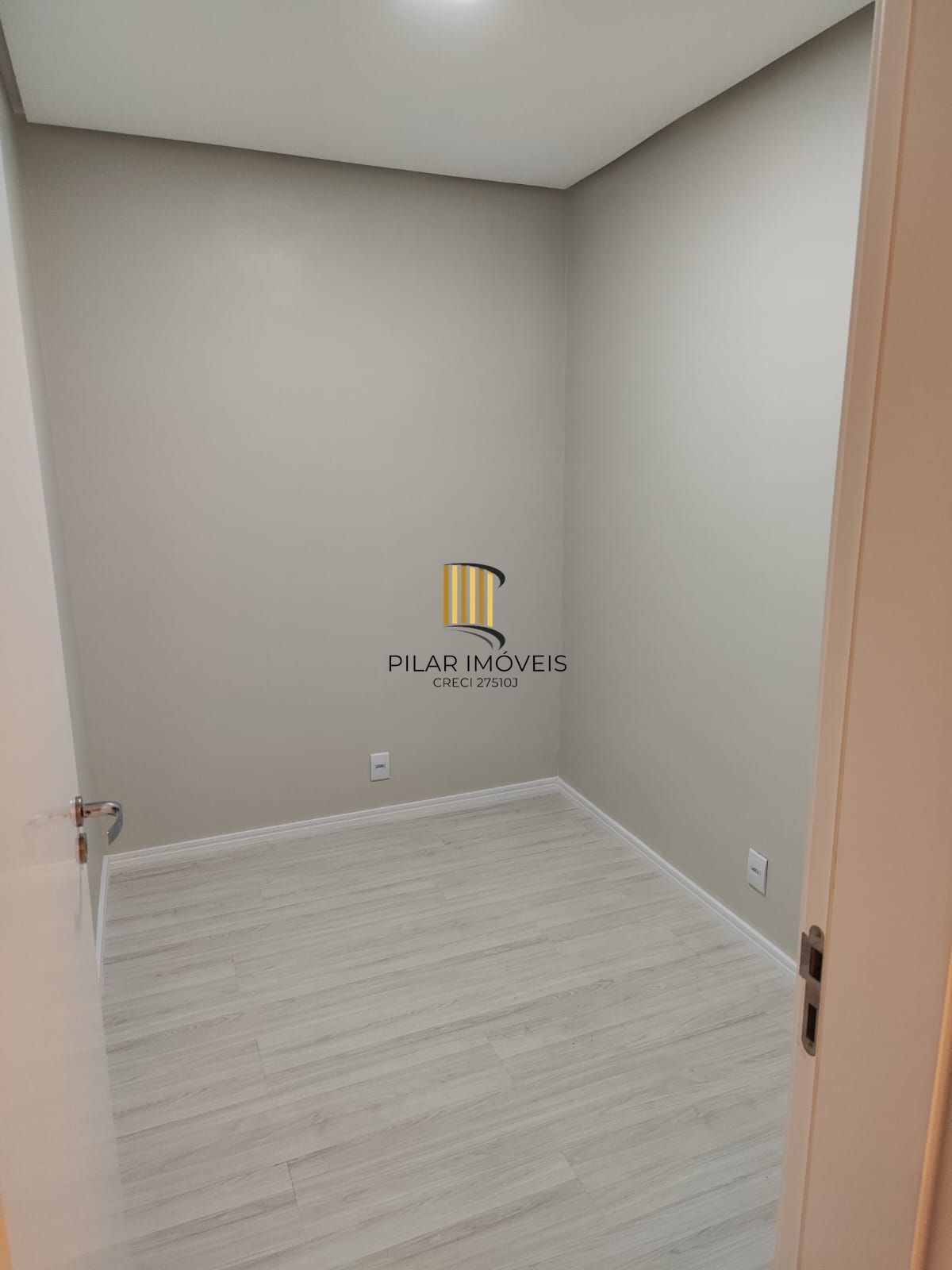 Sobrado 5 dormitórios com suíte e closet em frente à praça – 215 m² – Canoas