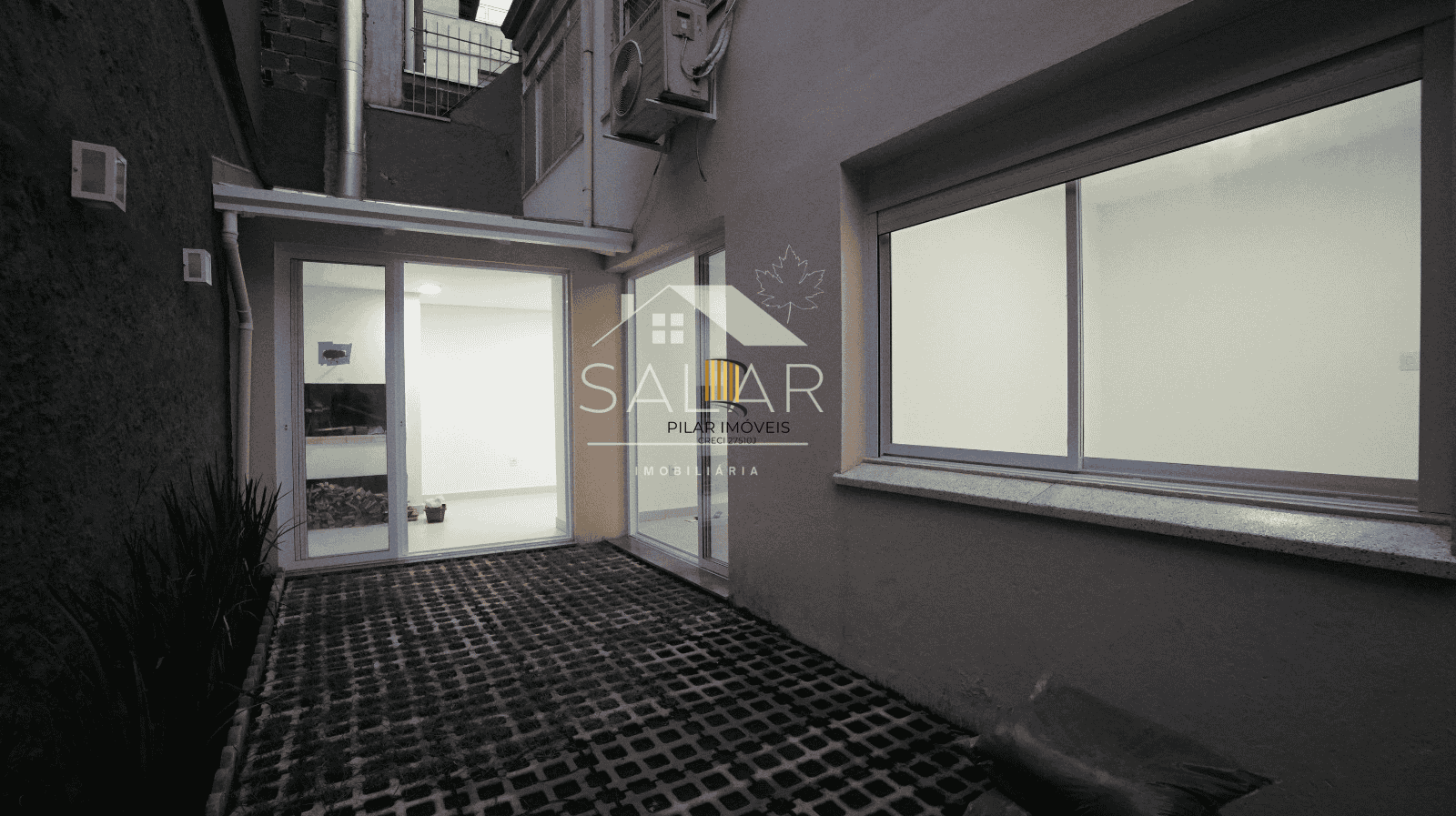 Apartamento térreo com garden privativo, parrilla uruguaia, vaga e sol da manhã, Bairro Bom Fim, Porto Alegre – RS