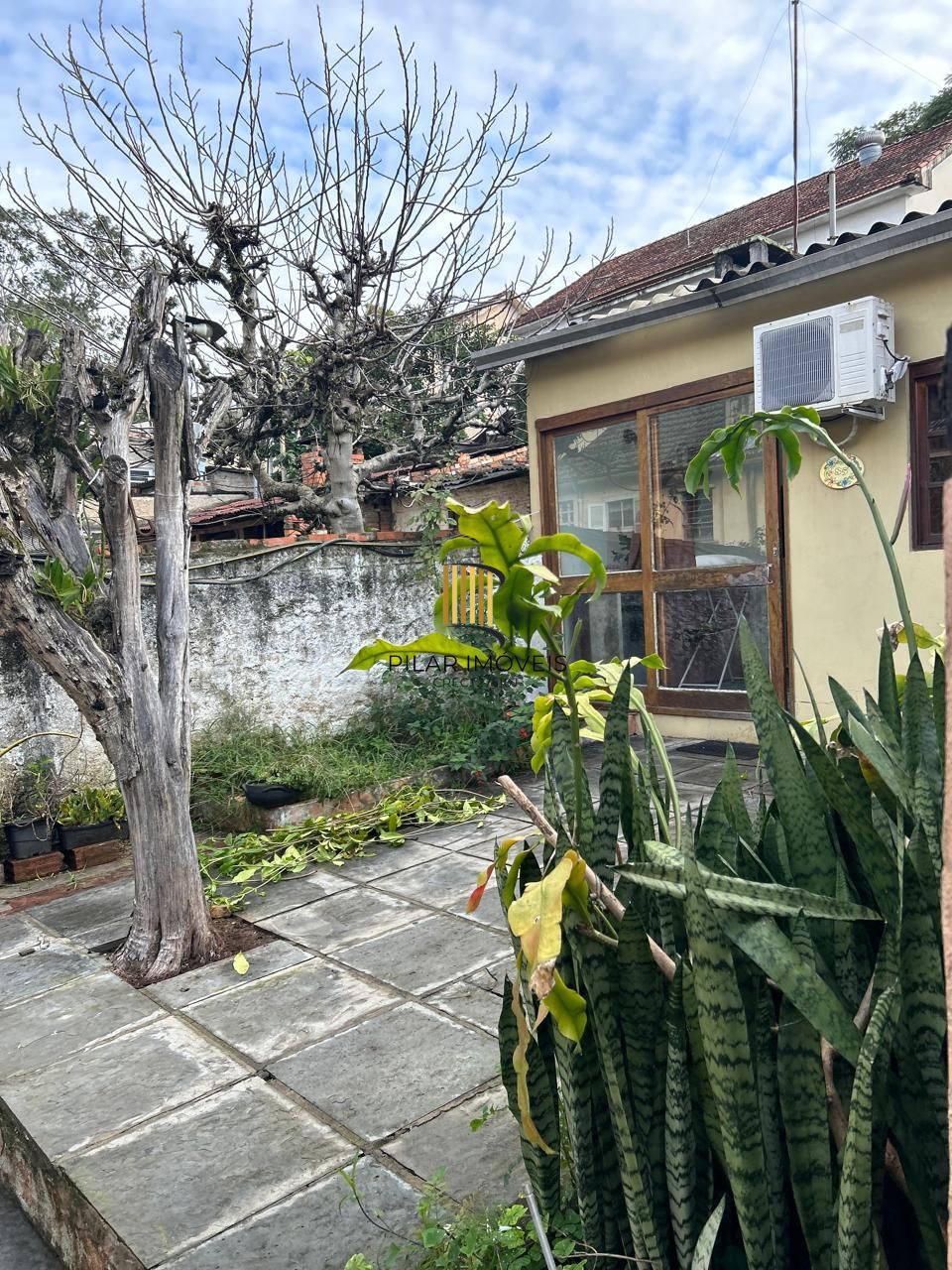 Apartamento desocupado e pronto para morar, 03 dormitórios, bairro IAPI