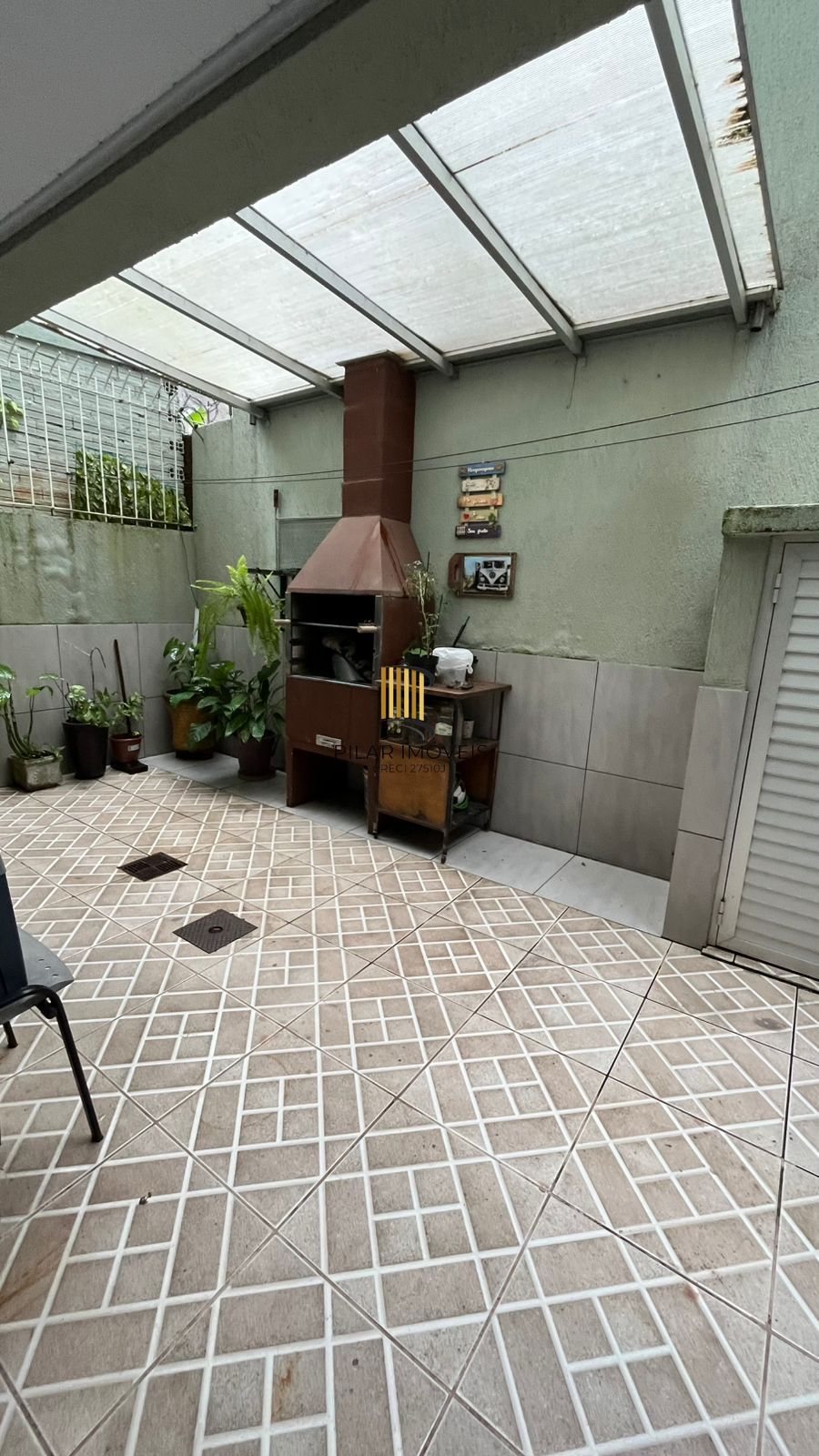 Sobrado Imponente com 4 Andares e 230m² – Garden Privativo e Lareira | R$ 1.480.000
