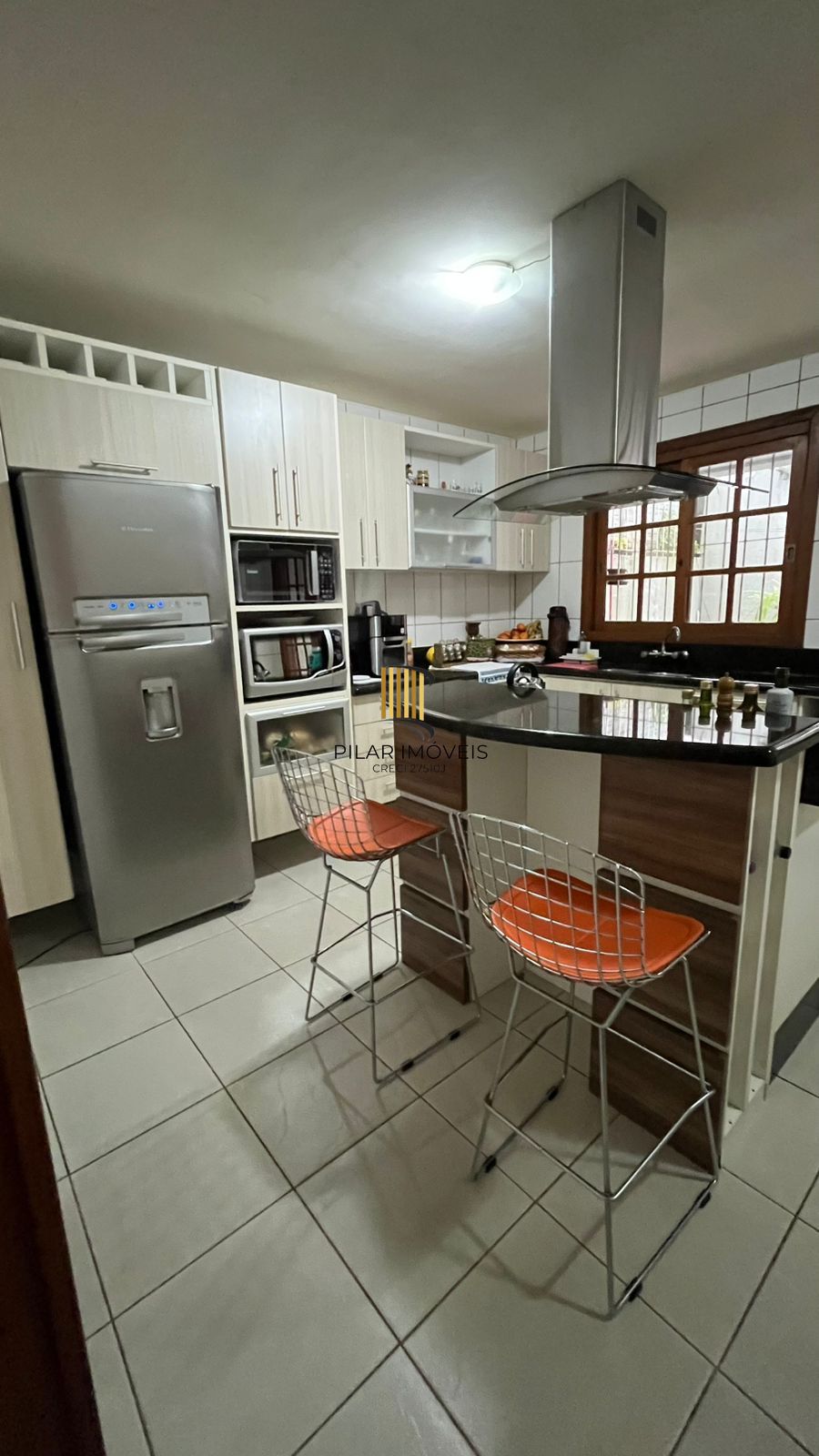 Sobrado Imponente com 4 Andares e 230m² – Garden Privativo e Lareira | R$ 1.480.000