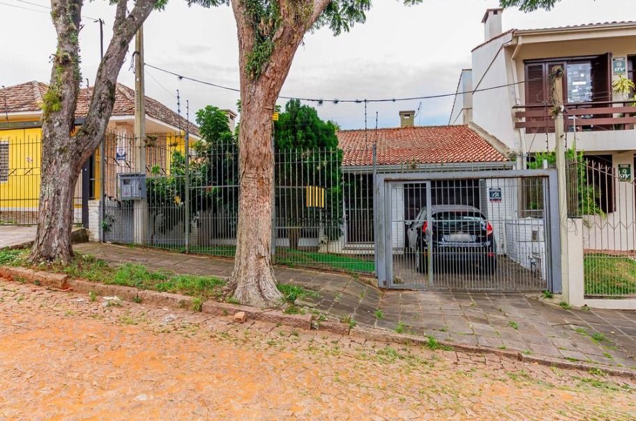 Casa em ótima localização, com 201m², Bairro Medianeira, Porto Alegre/RS