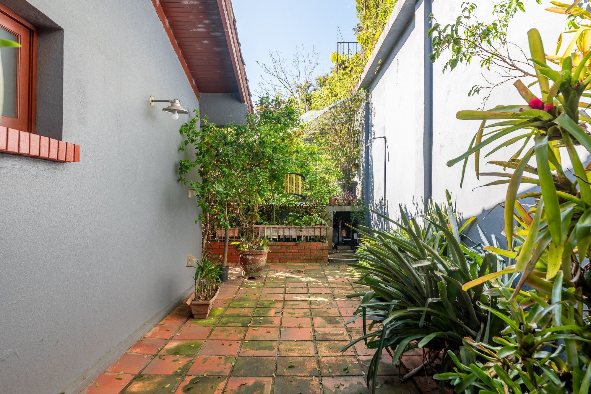 Casa semimobiliada com 385m², 3 suítes, piscina e espaço gourmet na Chácara das Pedras