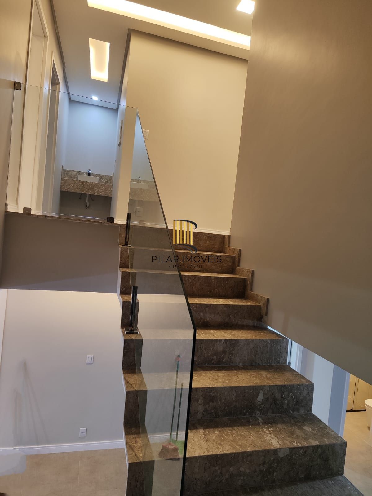 Sobrado 5 dormitórios com suíte e closet em frente à praça – 215 m² – Canoas