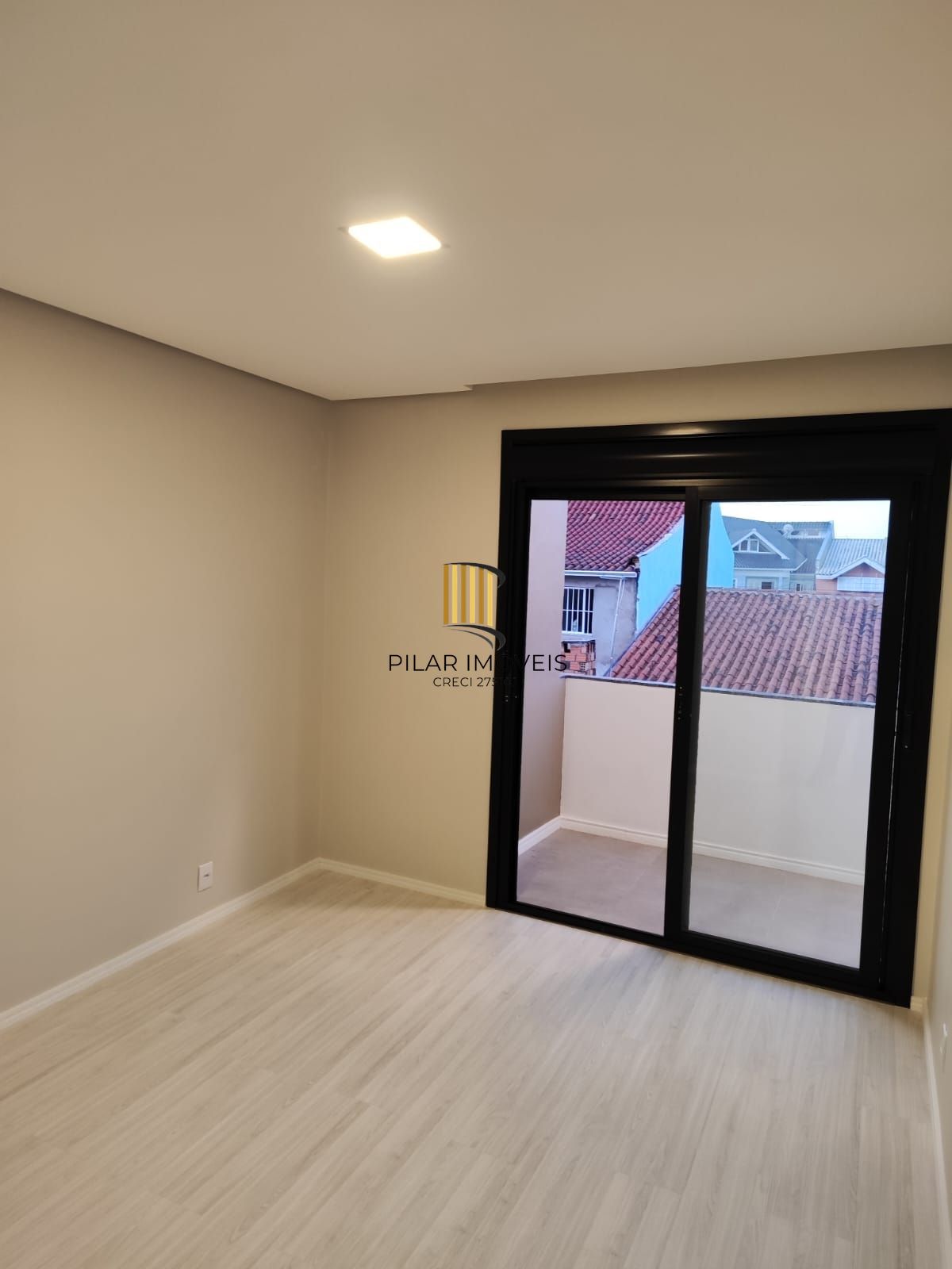 Sobrado 5 dormitórios com suíte e closet em frente à praça – 215 m² – Canoas