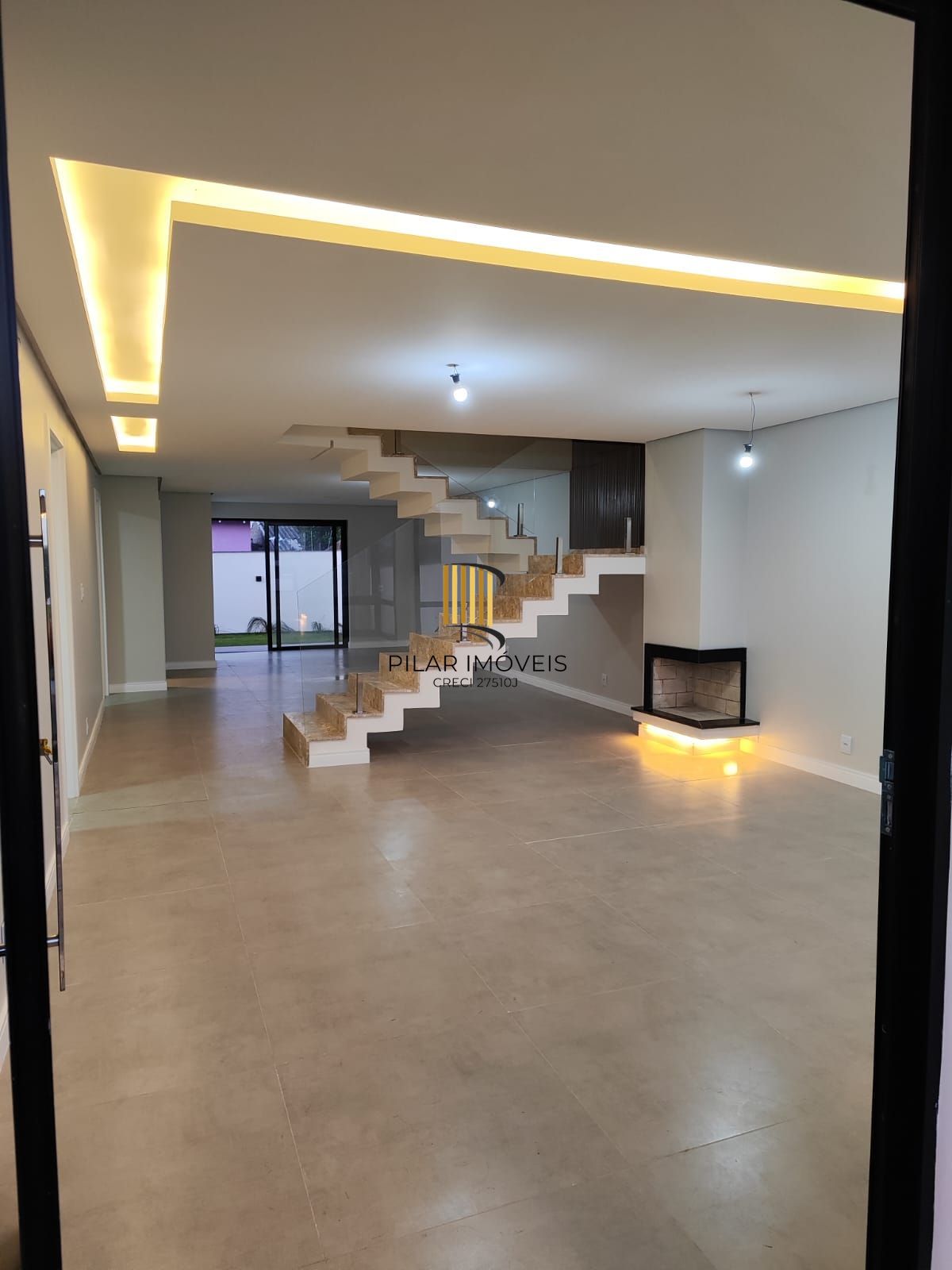 Sobrado 5 dormitórios com suíte e closet em frente à praça – 215 m² – Canoas