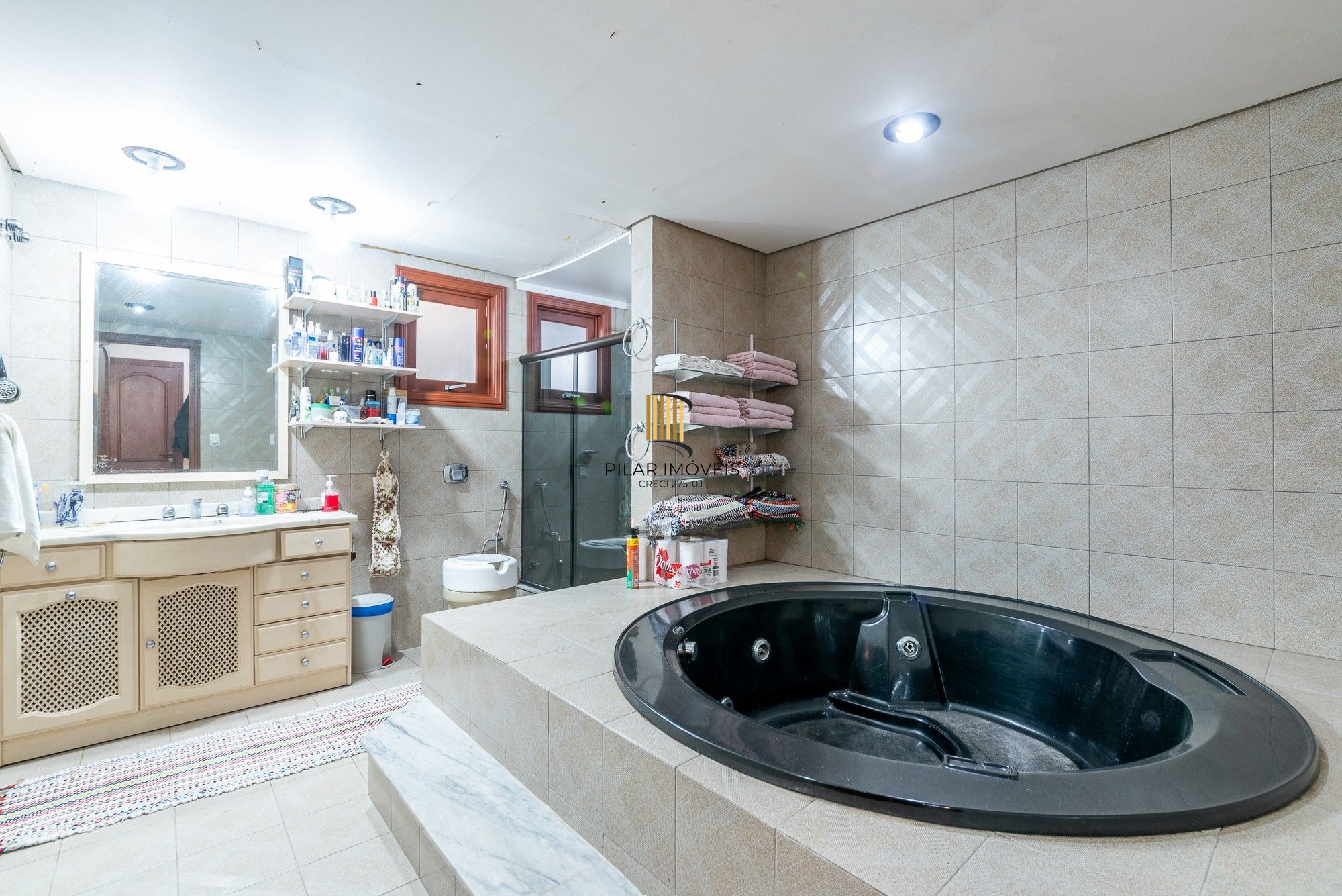 Casa semimobiliada com 385m², 3 suítes, piscina e espaço gourmet na Chácara das Pedras