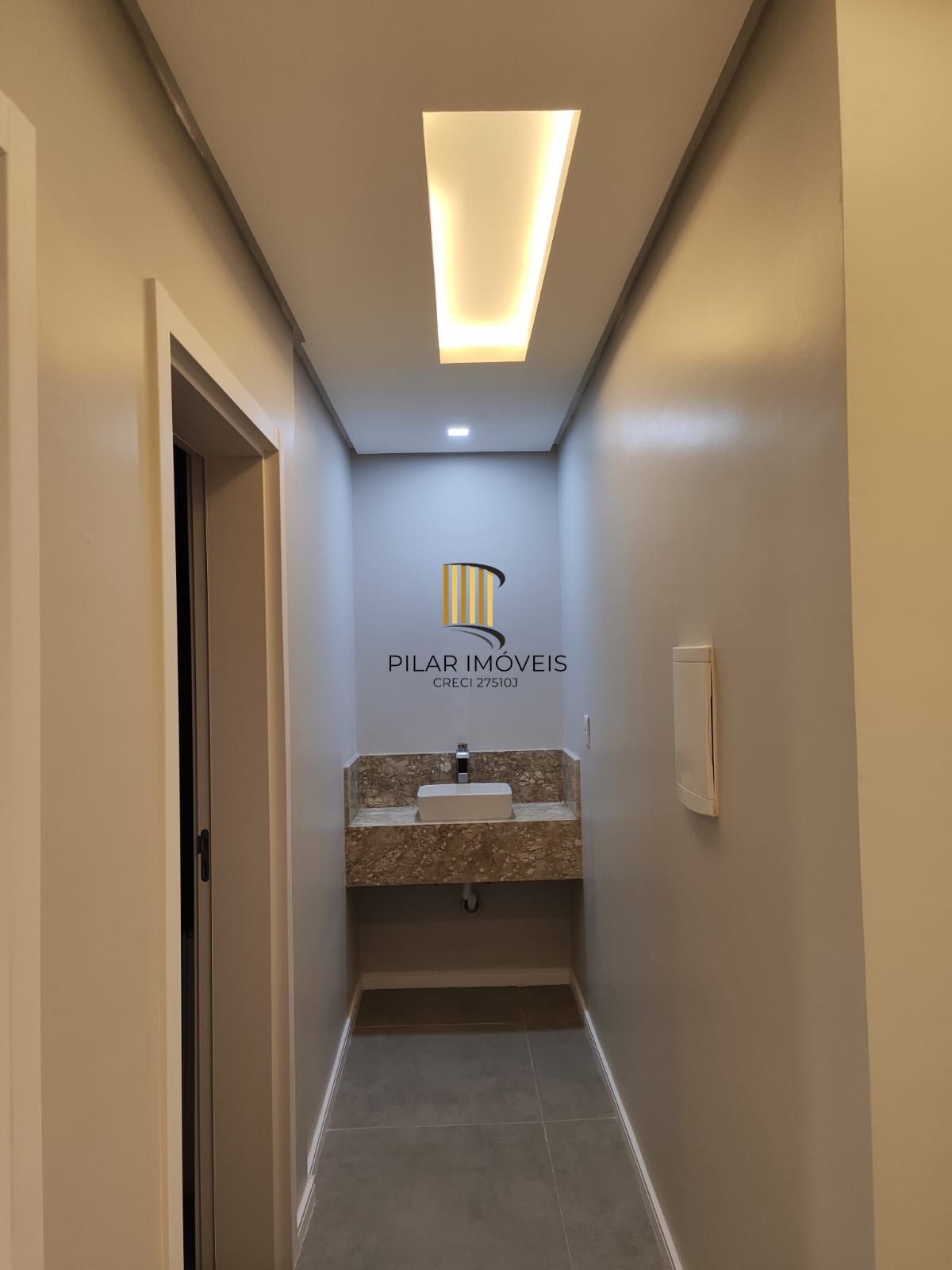 Sobrado 5 dormitórios com suíte e closet em frente à praça – 215 m² – Canoas