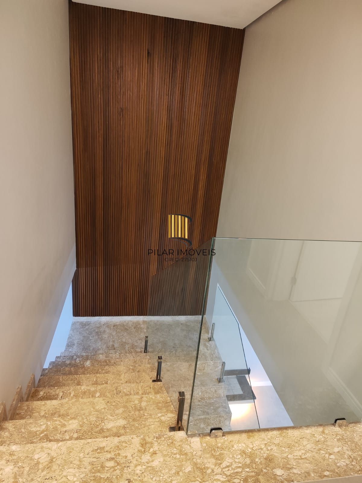 Sobrado 5 dormitórios com suíte e closet em frente à praça – 215 m² – Canoas