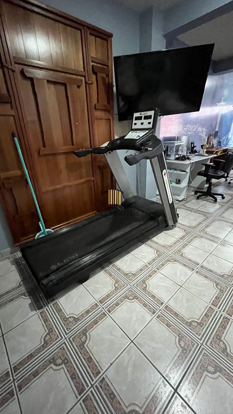 Sobrado Imponente com 4 Andares e 230m² – Garden Privativo e Lareira | R$ 1.480.000