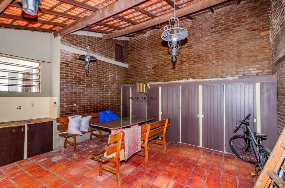 Casa em ótima localização, com 201m², Bairro Medianeira, Porto Alegre/RS