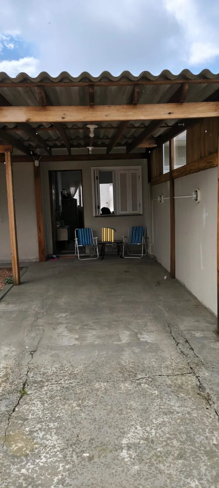 Casa na praia com 2 dormitórios e vaga — aceita troca por apartamento em Porto Alegre