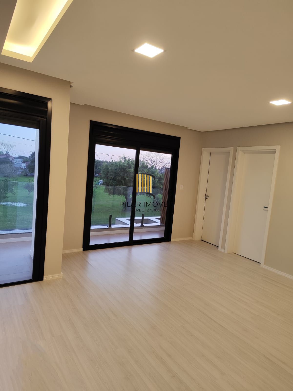 Sobrado 5 dormitórios com suíte e closet em frente à praça – 215 m² – Canoas