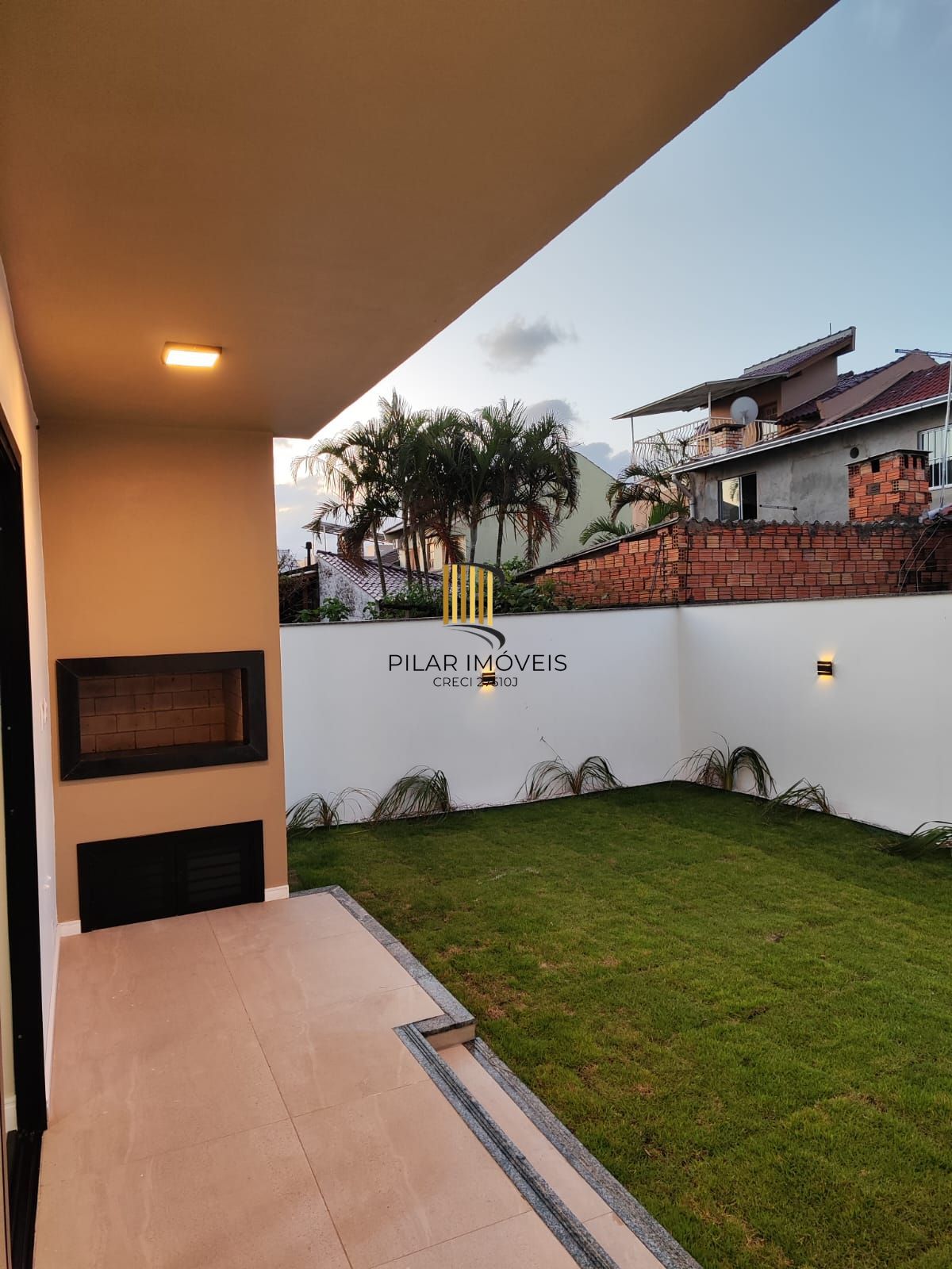 Sobrado 5 dormitórios com suíte e closet em frente à praça – 215 m² – Canoas