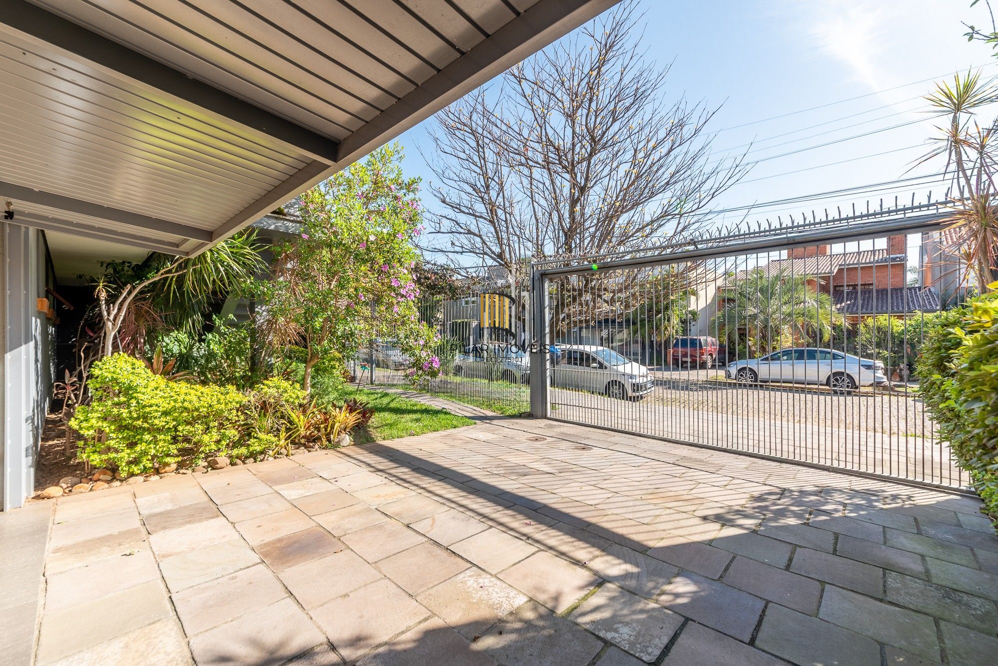 Casa semimobiliada com 385m², 3 suítes, piscina e espaço gourmet na Chácara das Pedras