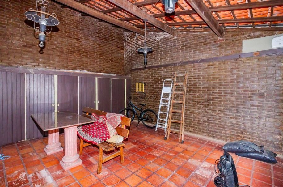 Casa em ótima localização, com 201m², Bairro Medianeira, Porto Alegre/RS