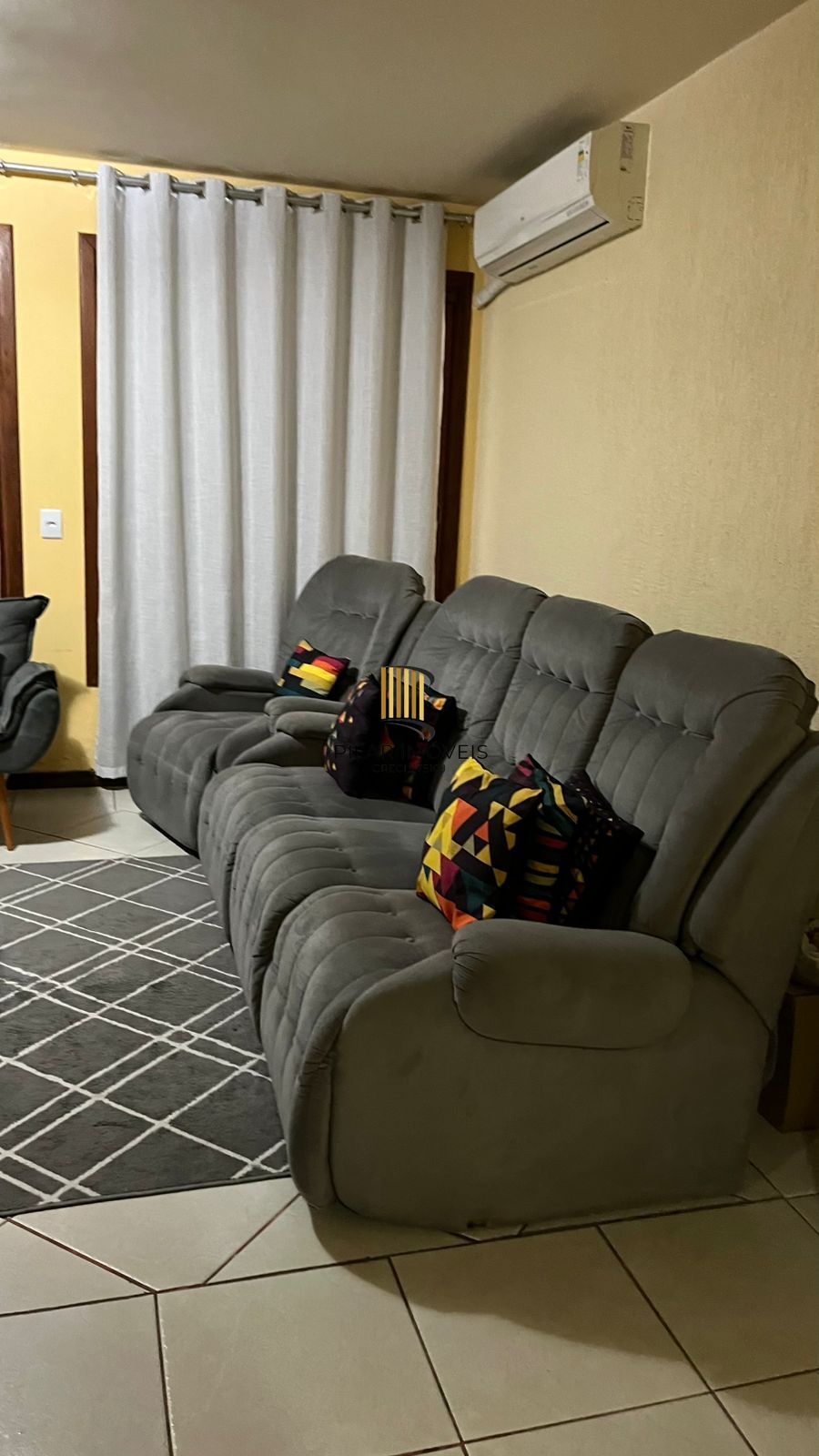 Sobrado Imponente com 4 Andares e 230m² – Garden Privativo e Lareira | R$ 1.480.000