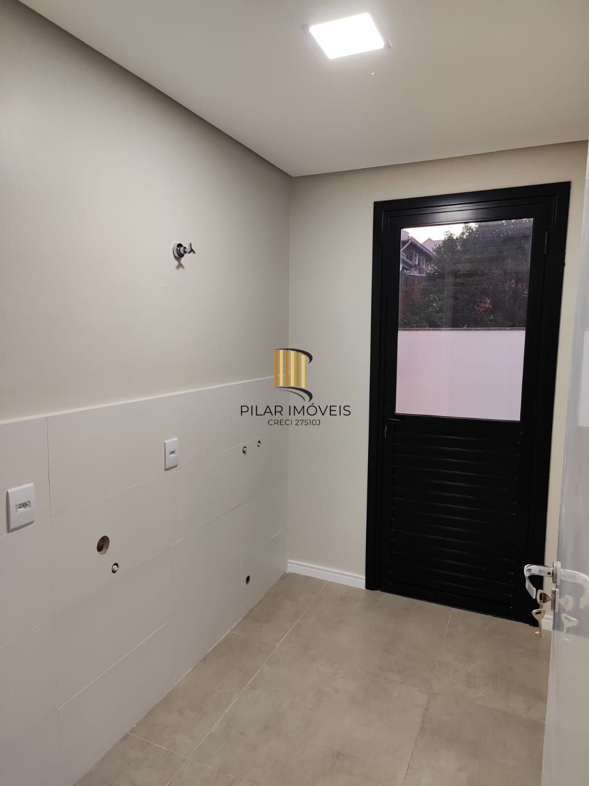 Sobrado 5 dormitórios com suíte e closet em frente à praça – 215 m² – Canoas