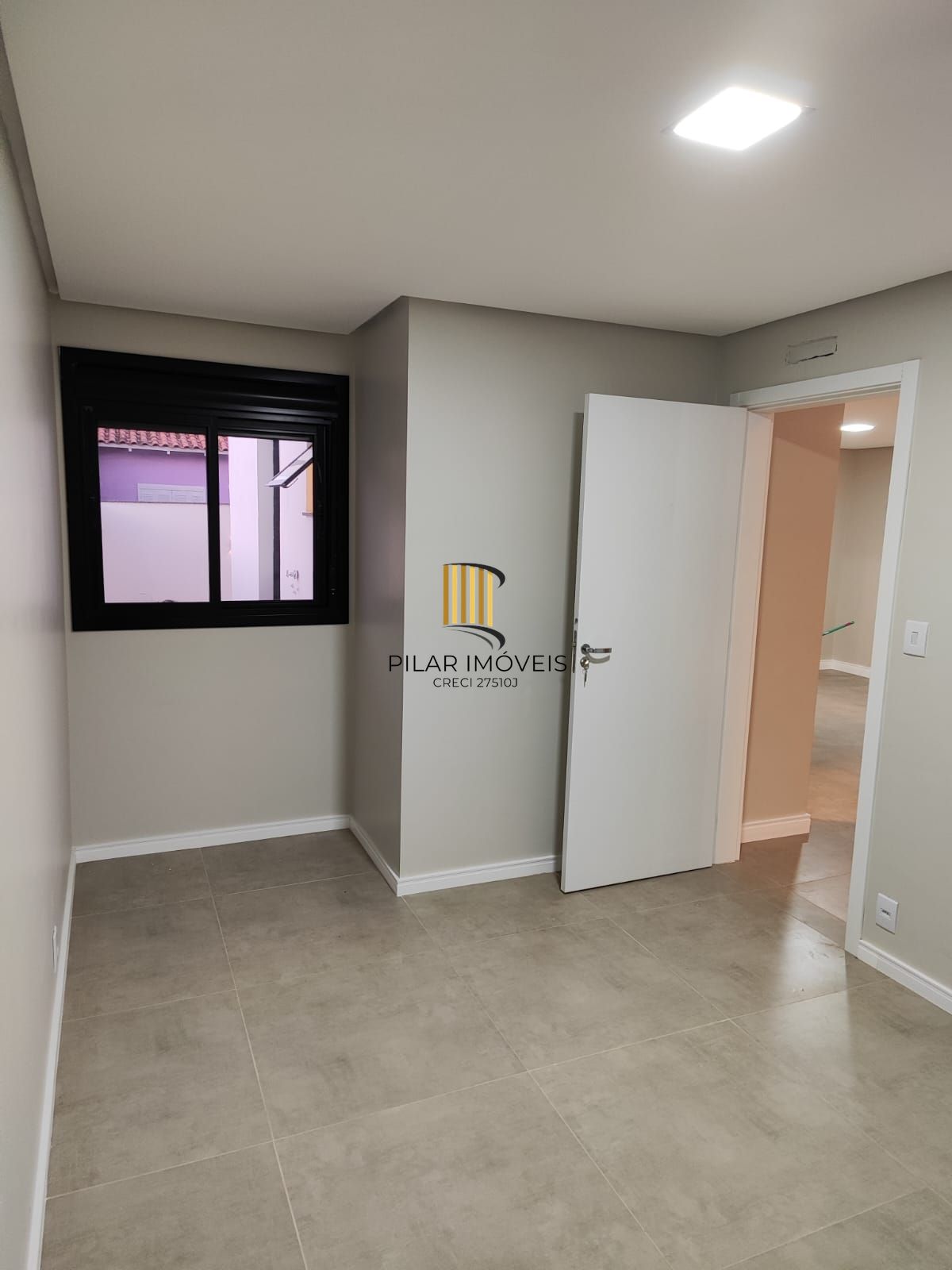 Sobrado 5 dormitórios com suíte e closet em frente à praça – 215 m² – Canoas