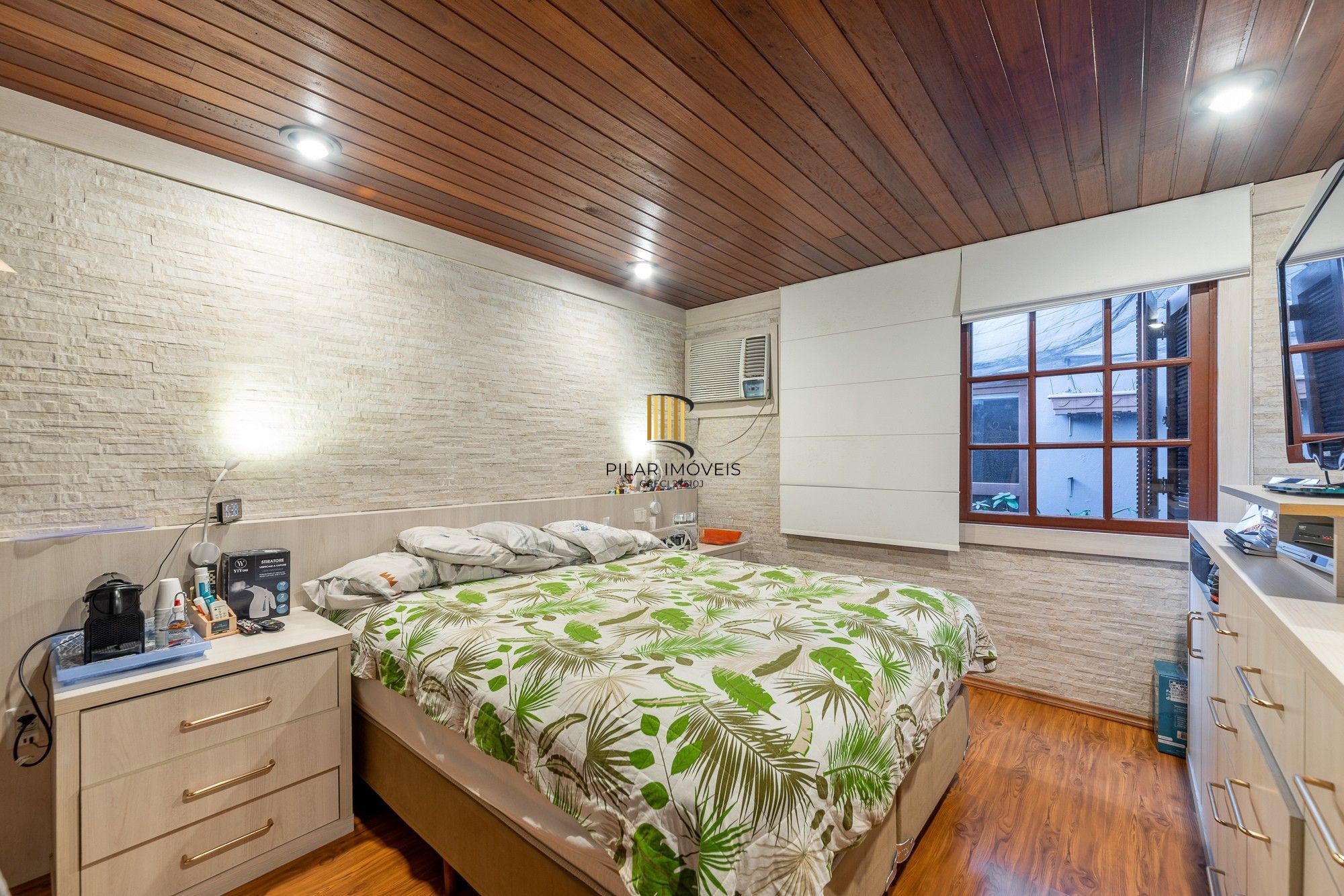 Casa semimobiliada com 385m², 3 suítes, piscina e espaço gourmet na Chácara das Pedras