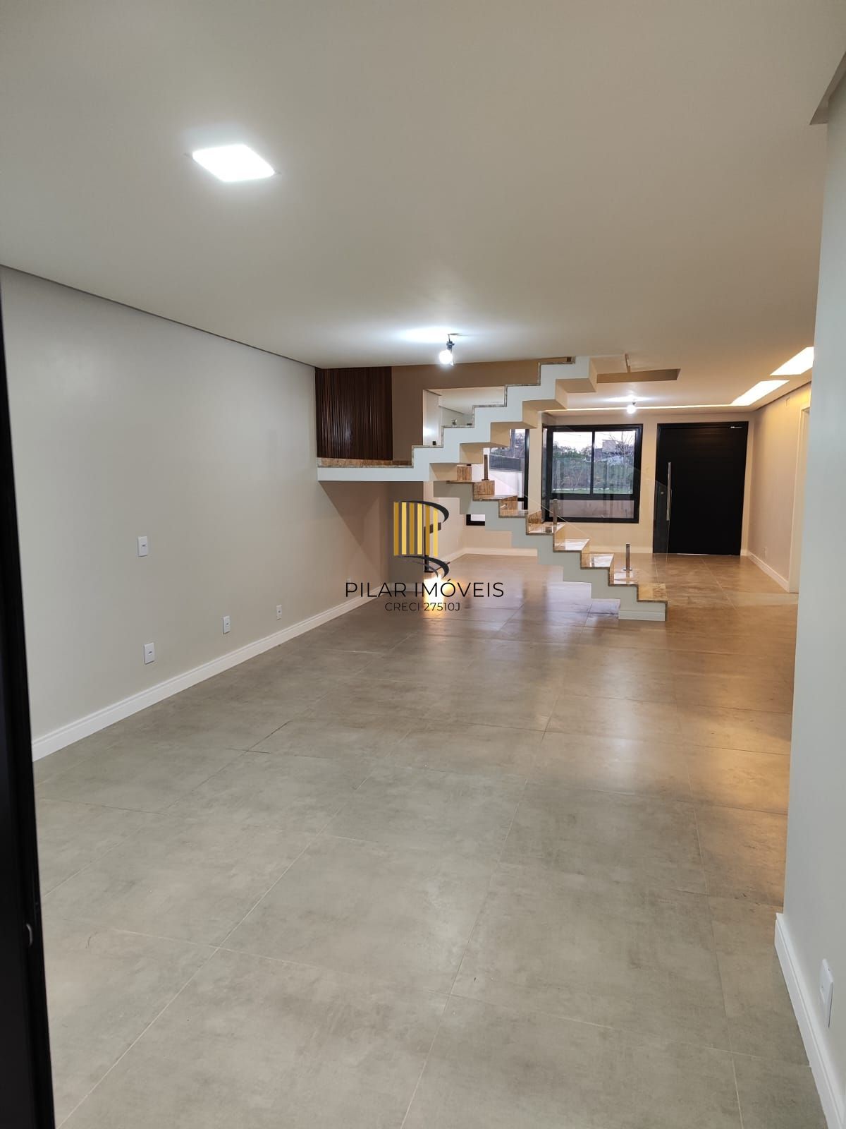 Sobrado 5 dormitórios com suíte e closet em frente à praça – 215 m² – Canoas