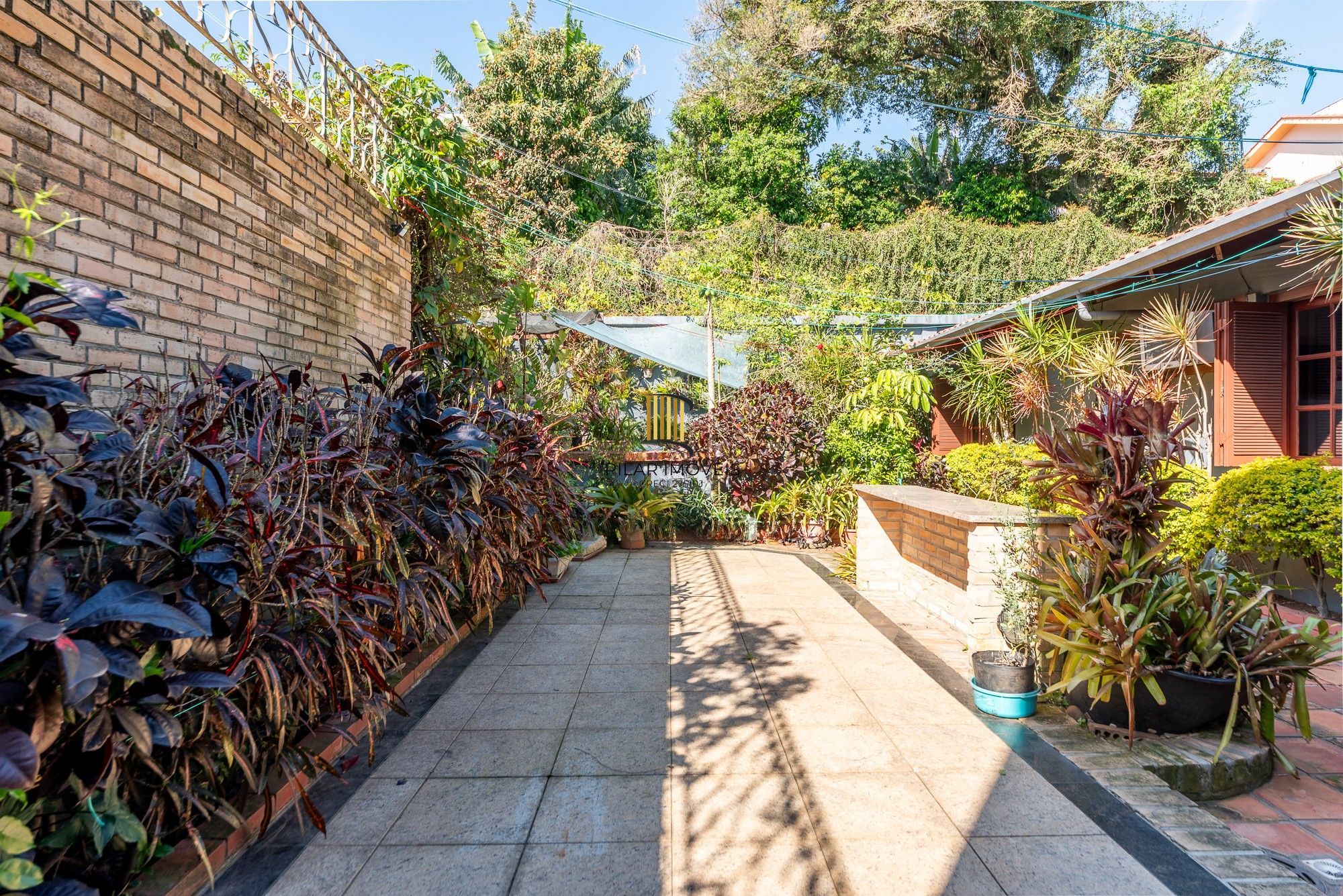 Casa semimobiliada com 385m², 3 suítes, piscina e espaço gourmet na Chácara das Pedras