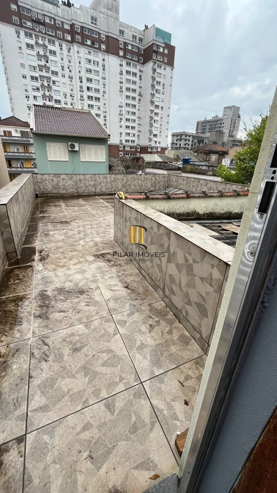 Sobrado Imponente com 4 Andares e 230m² – Garden Privativo e Lareira | R$ 1.480.000