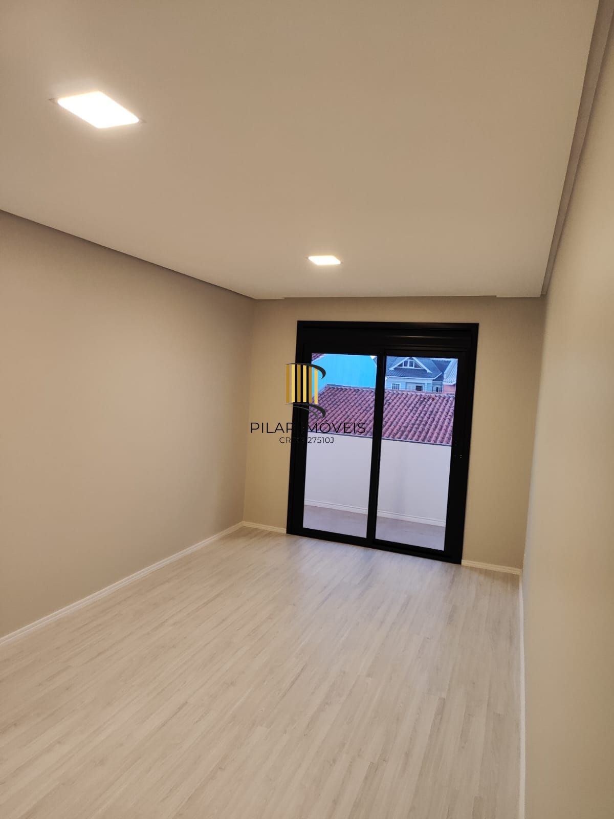 Sobrado 5 dormitórios com suíte e closet em frente à praça – 215 m² – Canoas