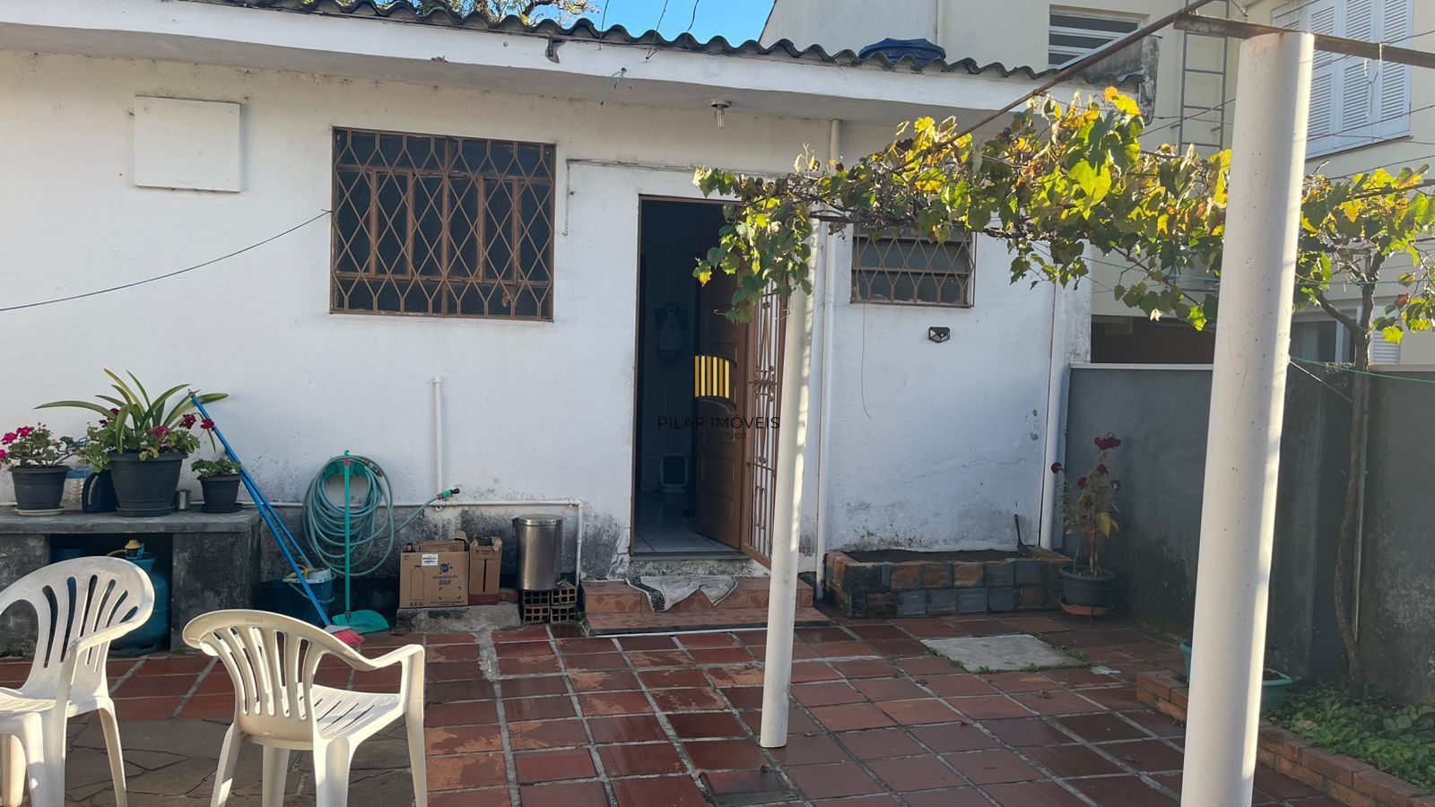 Terreno com duas casas no pátio, Bairro Teresópolis, Porto Alegre, Rio Grande do Sul