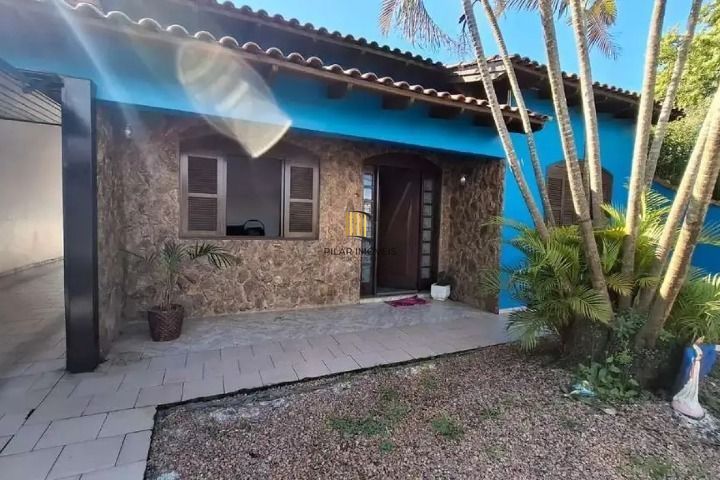 CASA A VENDA NO BAIRRO HARMONIA EM CANOAS COM 4 QUARTOS / 1 SUITE / 3 BANHEIROS / 6 VAGAS - Pilar Imóveis