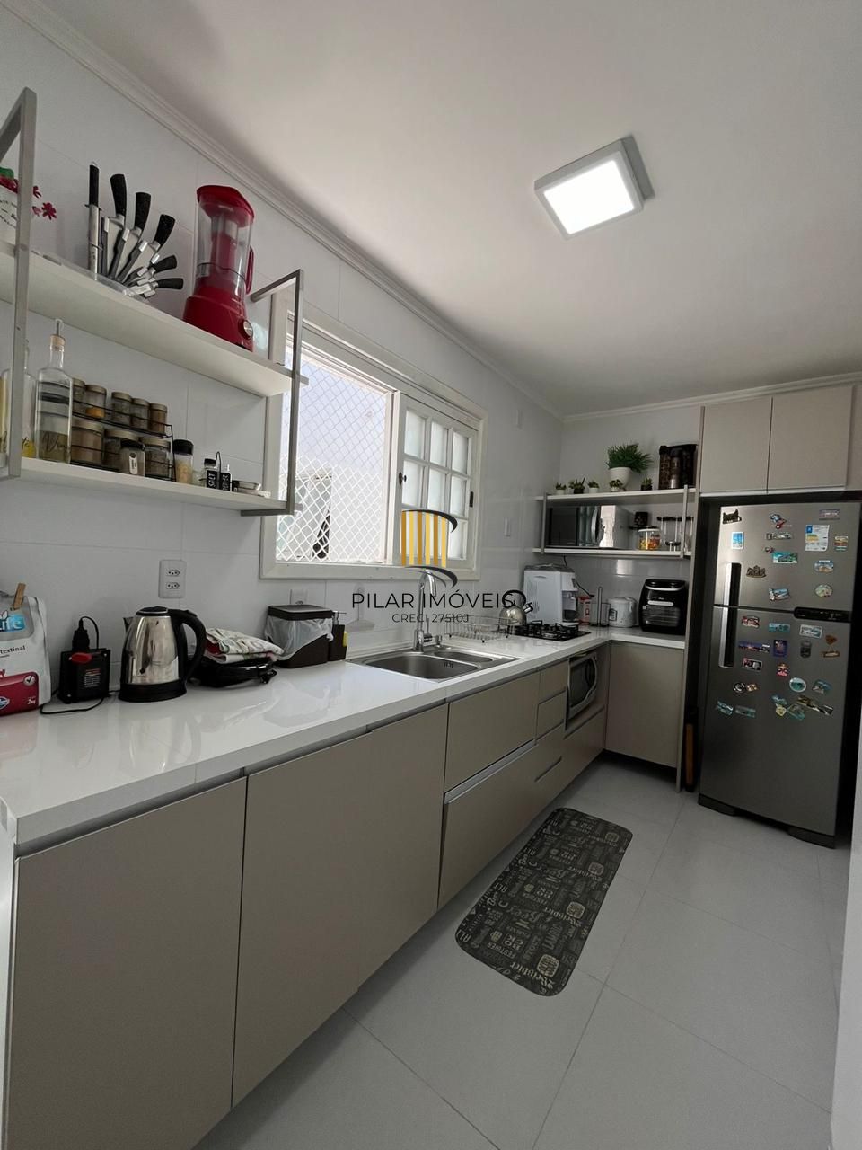 Apartamento à venda/ Três dorm/ Elevador/Garagem/ Amplo/ Bem Localizado