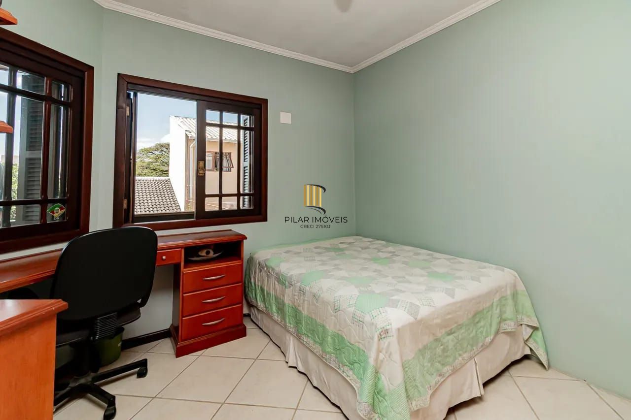 Casa com 4 dormitórios e 2 pavimentos em ótimo estado de conservação .