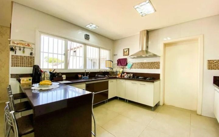 Sobrado 233m² 05 dormitórios, 04 vagas, no Bairro Moinhos de Vento em Canoas